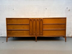 Commode sculpturale en noyer du milieu du siècle 1960