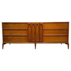 Commode sculpturale en noyer du milieu du siècle 1960