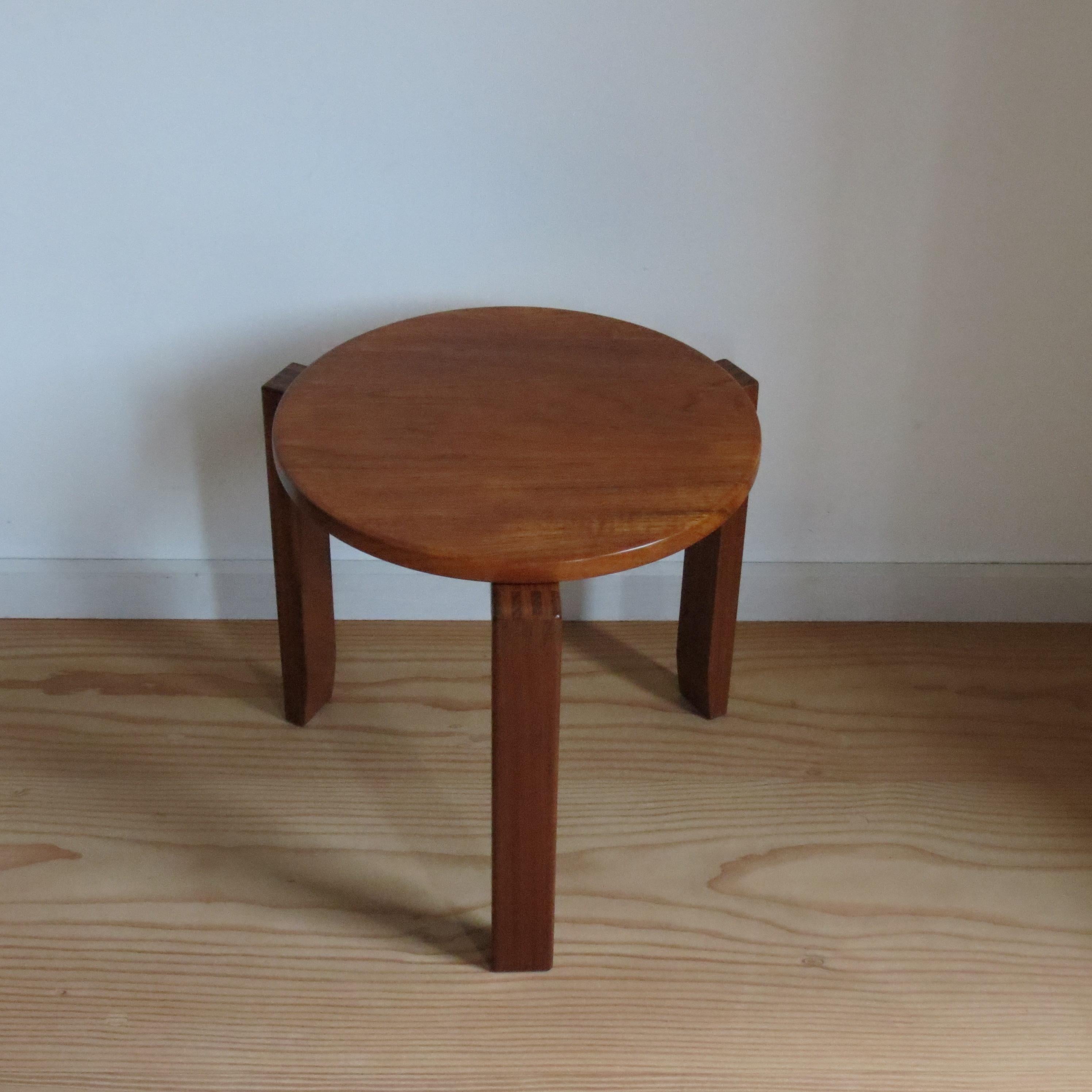 A very good quality small circular side table from the 1960s.  Solid teak tops and solid Afrormosia legs with wonderful finger joint detail to the top of each leg and nice angled detail to the foot of each leg. 

Very good condition.



ST1603