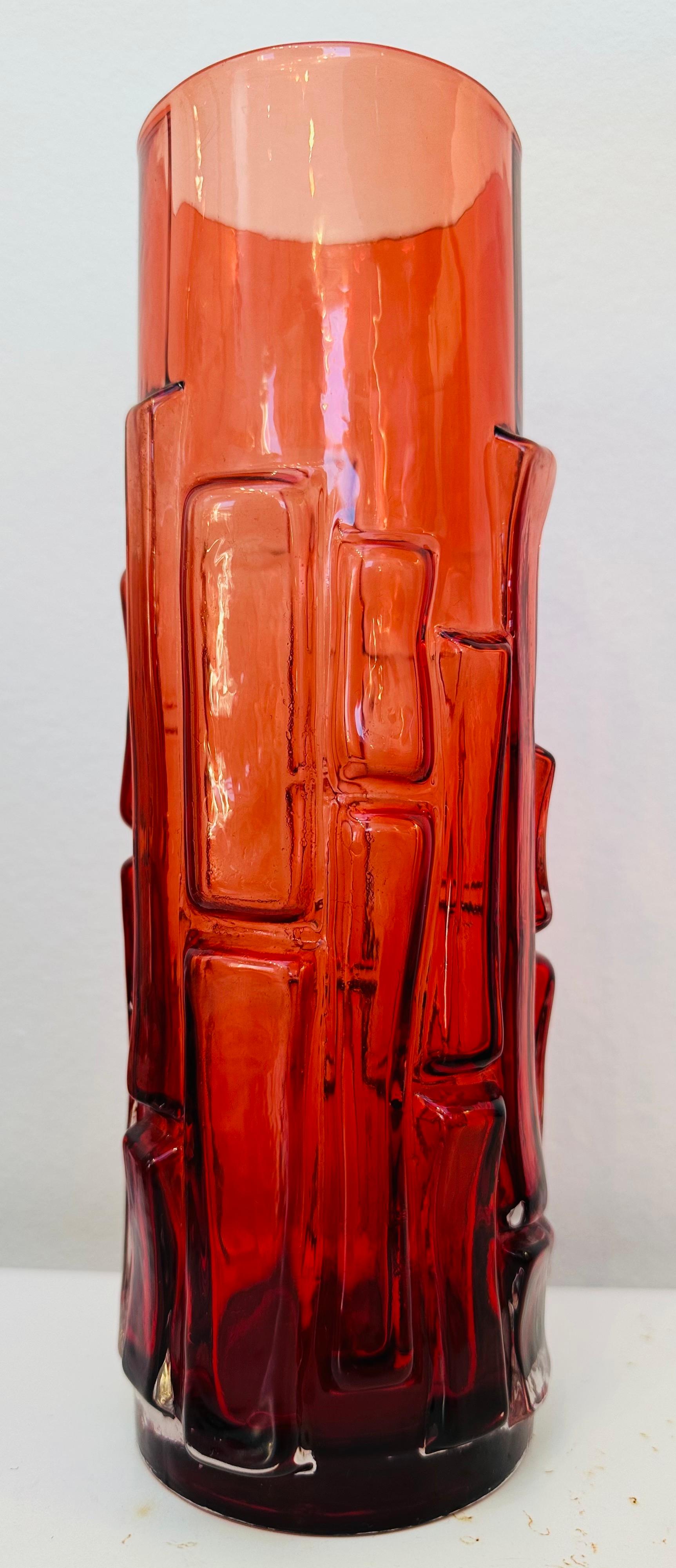 1960s ruby red cased glass vase designed by Bo Borgstrom for Swedish manufacturer Åseda Glasbruk. Product No. B5/832. In very good vintage condition with a very faint 1 cm small scratch towards the top which is barely noticeable. 

Åseda Glasbruk