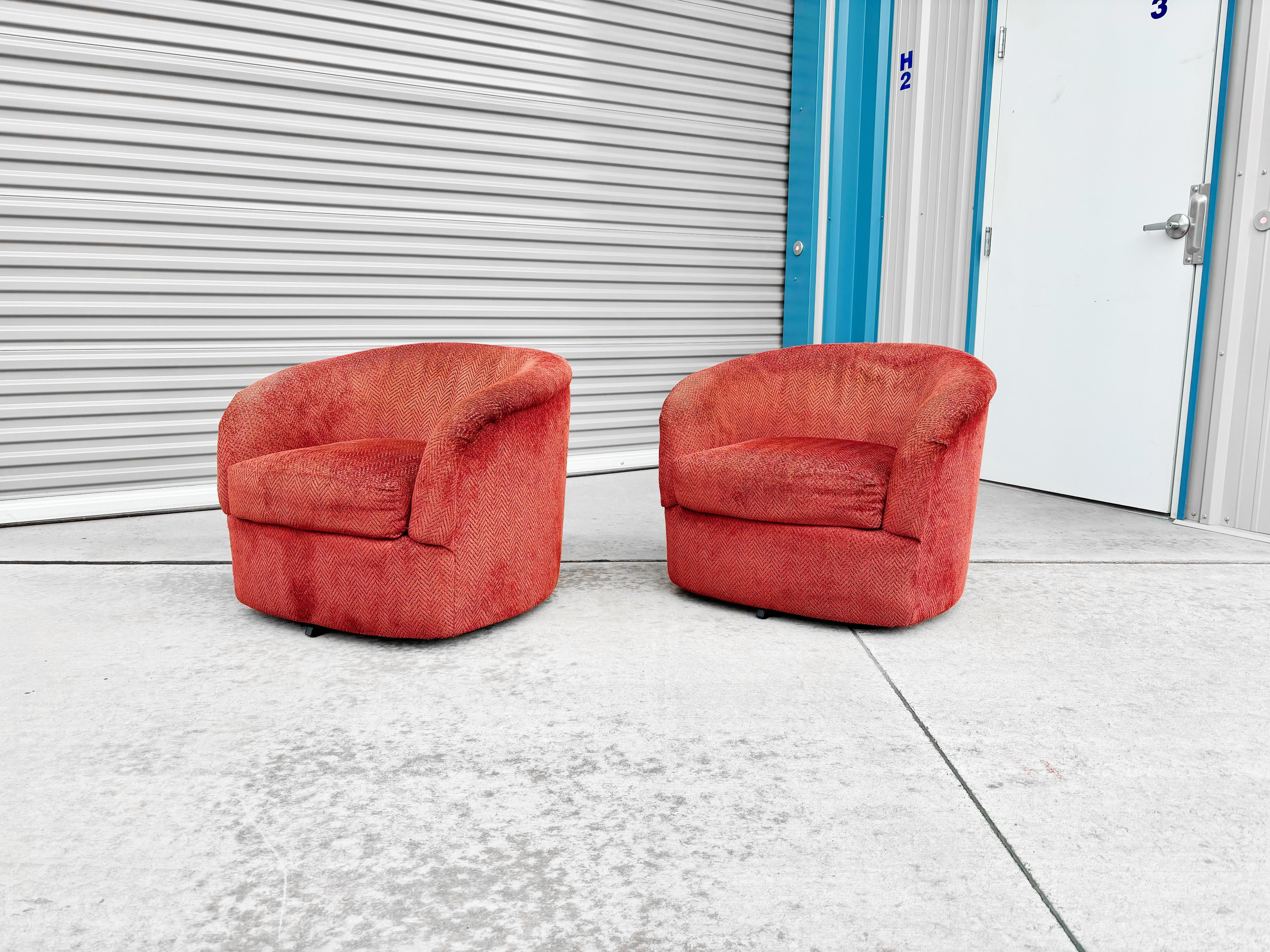 Mid-Century moderno 1960s Mid Century Swivel Barrel Chairs Styled After Milo Baughman- Set of 2 in vendita