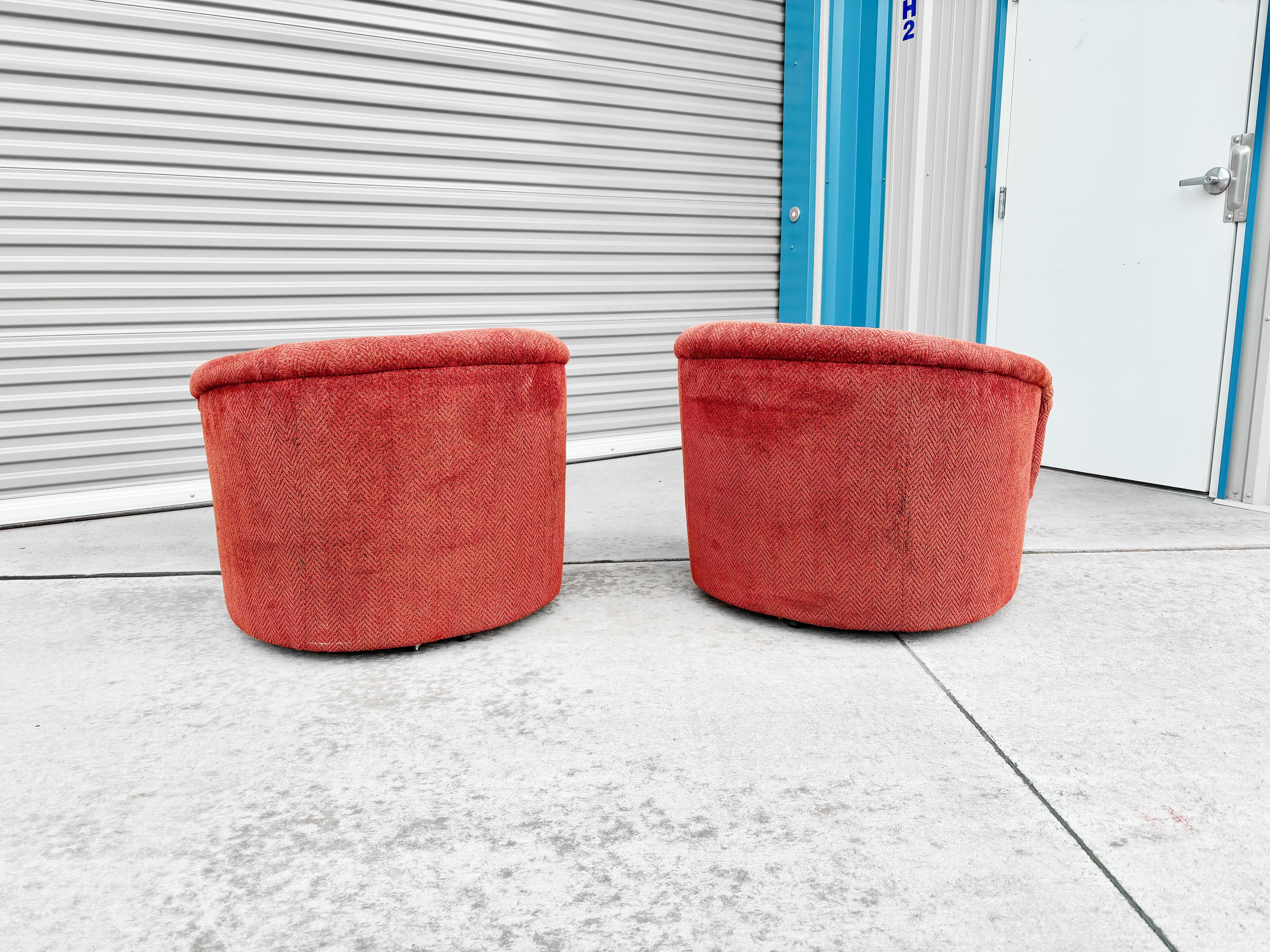 Metà XX secolo 1960s Mid Century Swivel Barrel Chairs Styled After Milo Baughman- Set of 2 in vendita