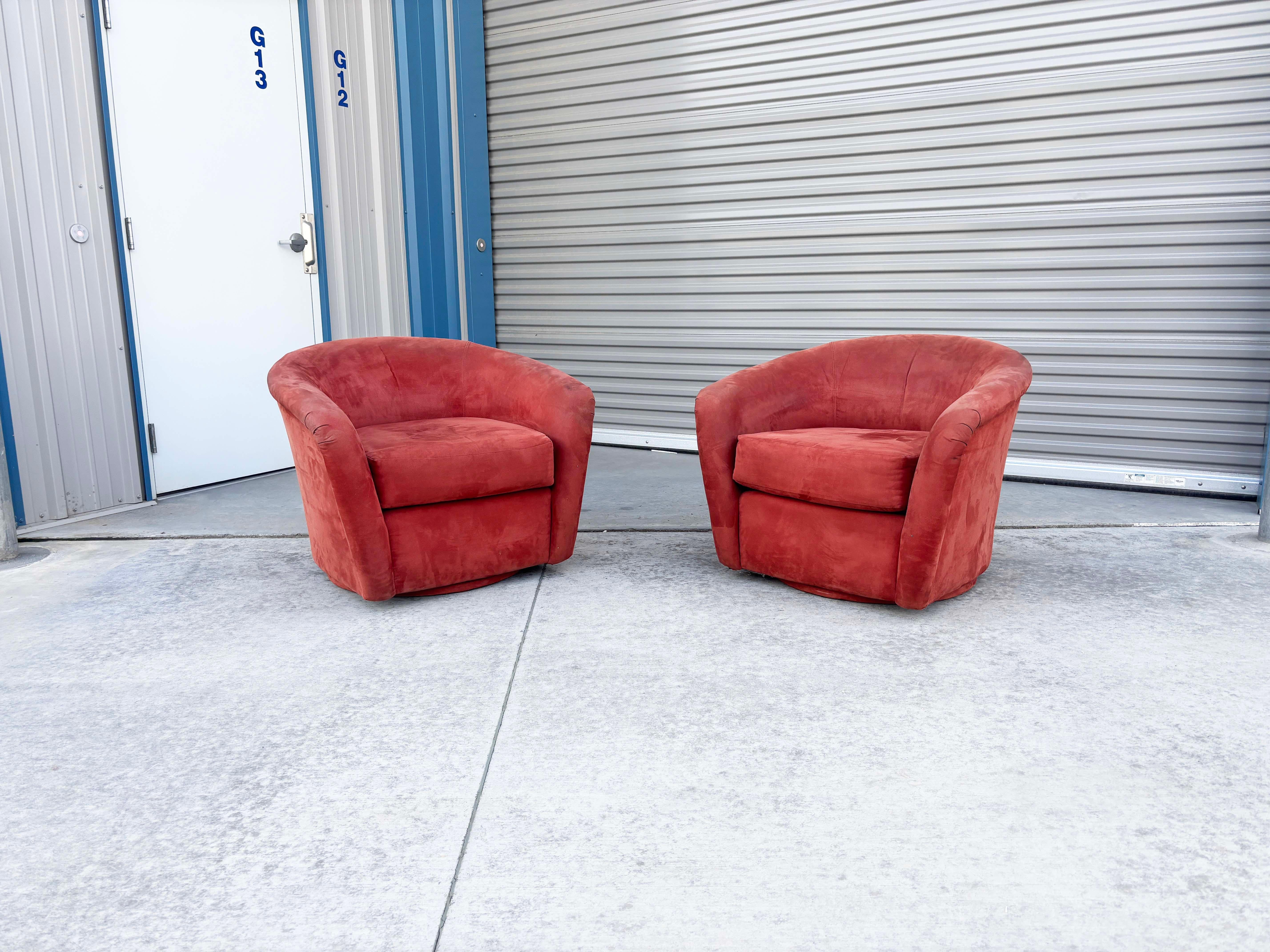 ✨ Mid-Century-Drehstühle ✨

Diese atemberaubenden, in den 1960er Jahren in Amerika hergestellten Lounge-Drehstühle sind die perfekte Mischung aus Stil und Komfort. Mit ihrer leuchtend roten Wildlederpolsterung und ihrem einzigartigen tonnenförmigen