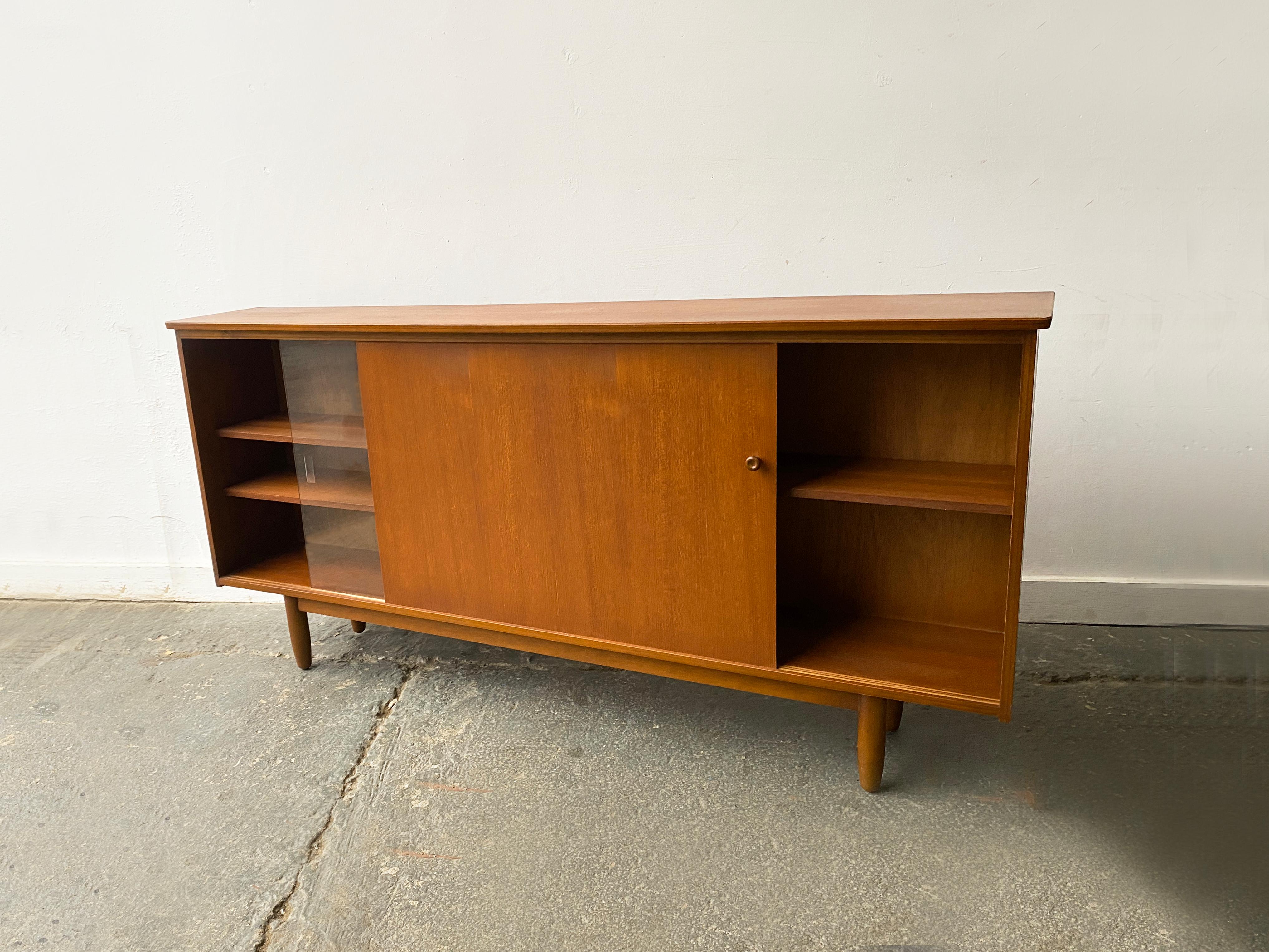 1960er Jahre Mid-Century Bücherregal aus Teakholz von Avalon (Britisch) im Angebot