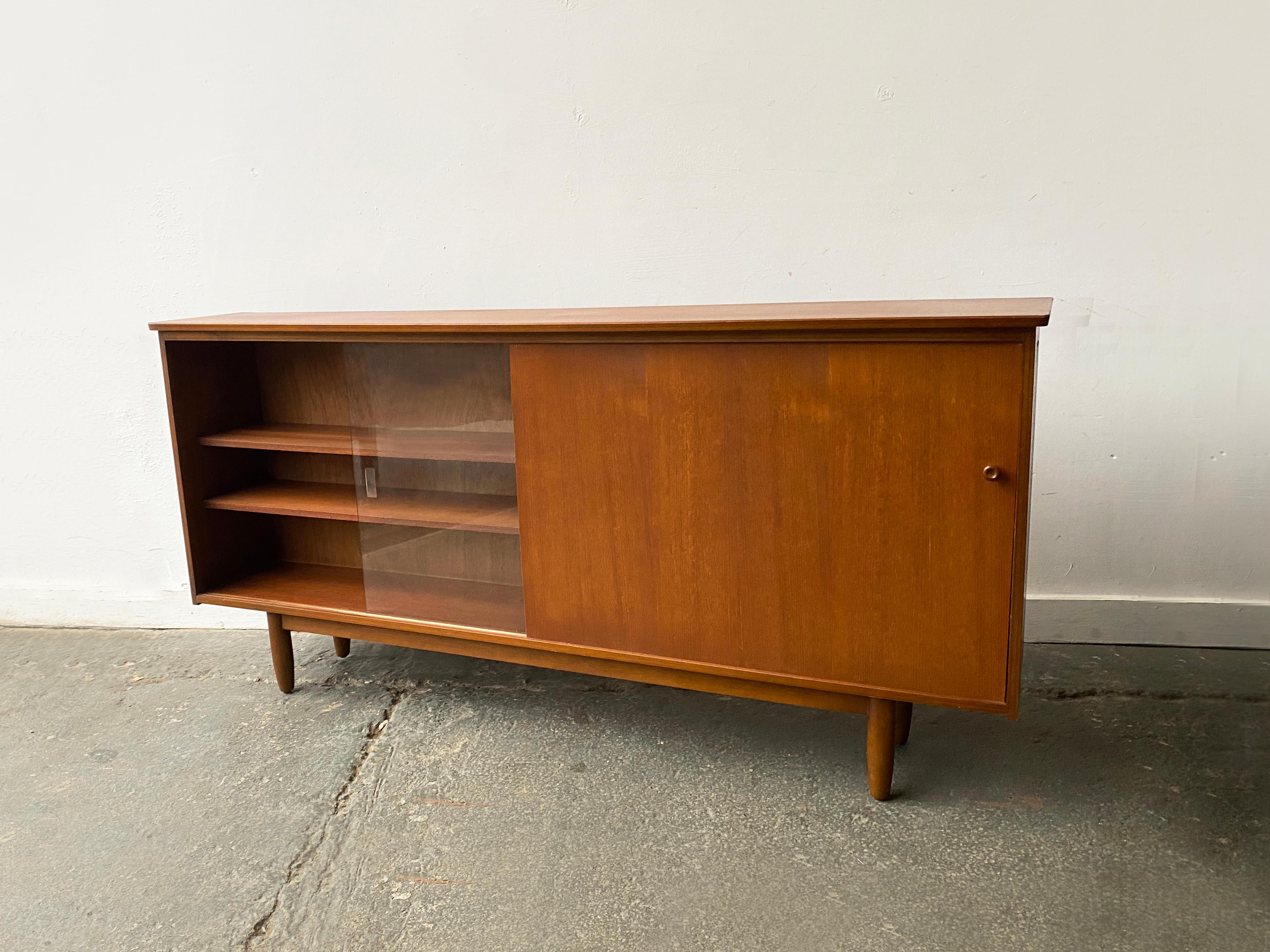 1960er Jahre Mid-Century Bücherregal aus Teakholz von Avalon im Zustand „Gut“ im Angebot in London, GB