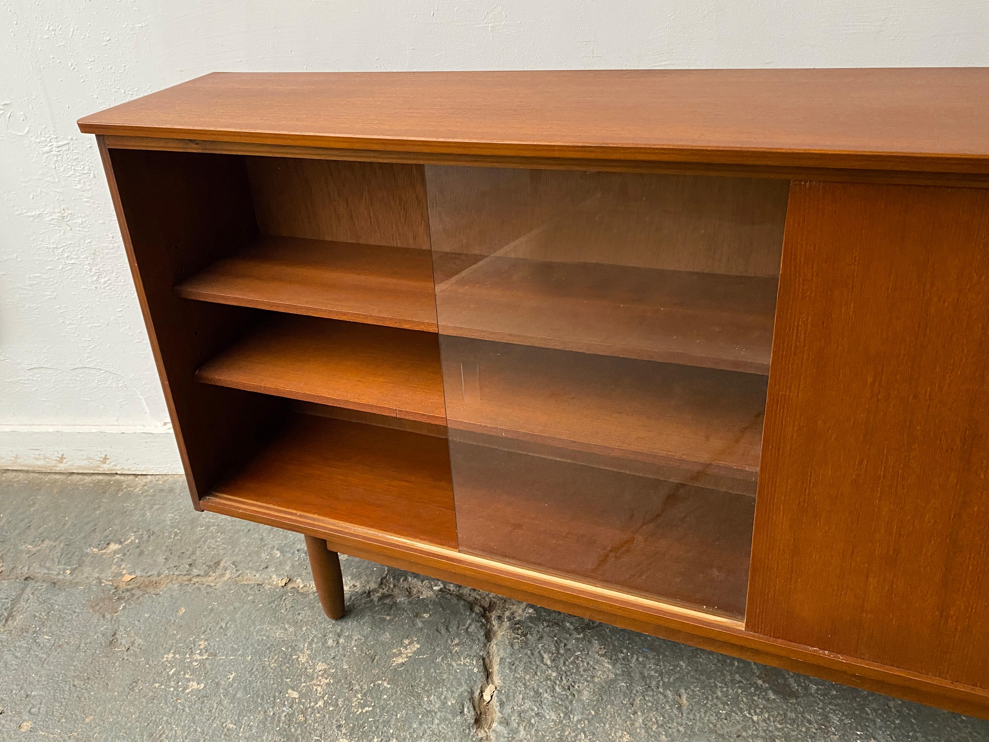 1960er Jahre Mid-Century Bücherregal aus Teakholz von Avalon (20. Jahrhundert) im Angebot