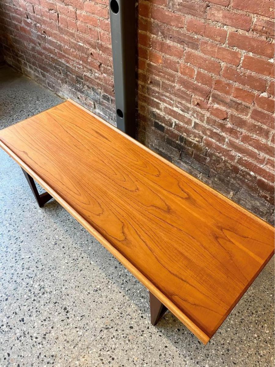 1960s Mid Century Teak Coffee Table In Excellent Condition For Sale In Victoria, BC