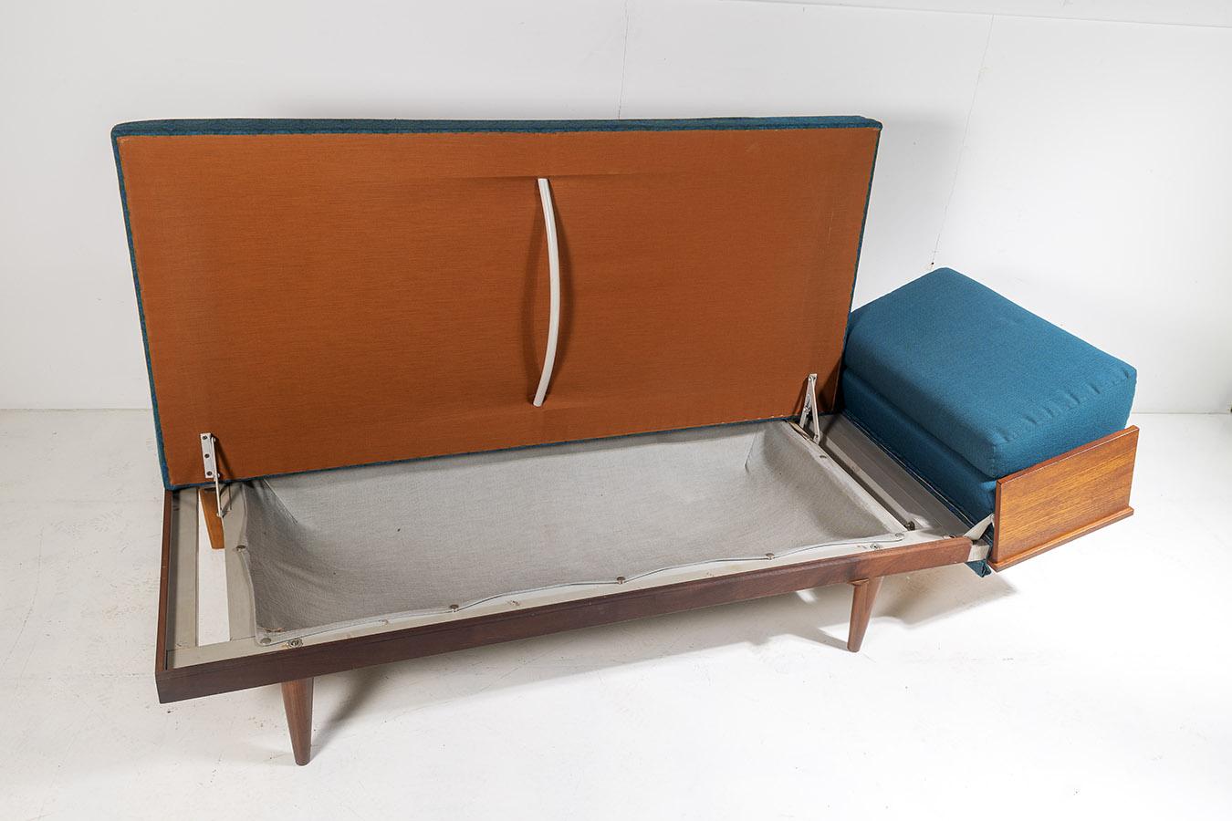 1960s Mid Century Teak Daybed Sofa by Ingmar Relling in its Original Fabric In Good Condition In Llanbrynmair, GB