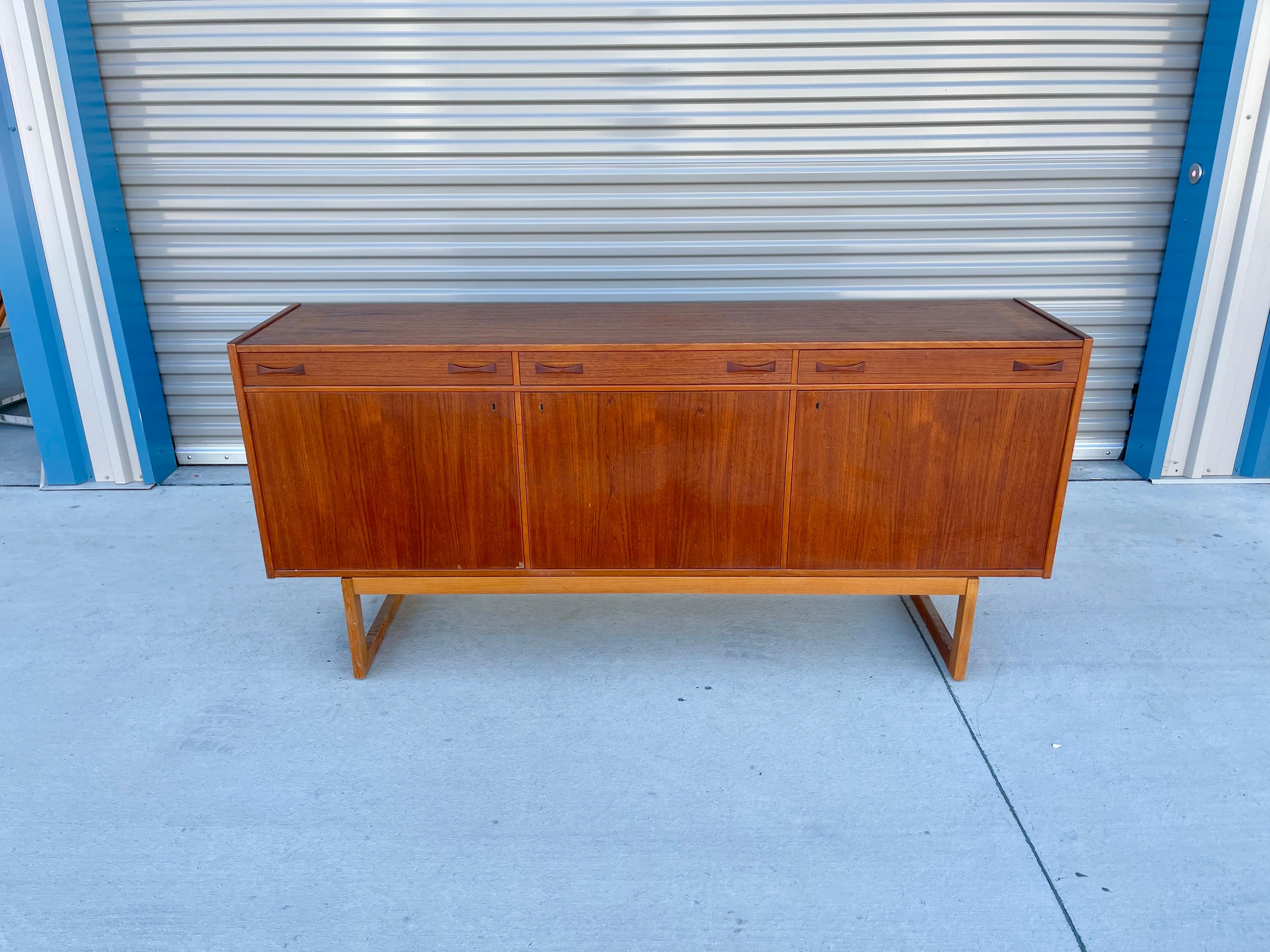 Stunning mid-century teak sideboard designed by Tage Olofsson for Ulferts Møbler in Sweden circa 1960s. This credenza features a solid teak frame with an excellent color tone and a beautiful grain pattern, creating a refined and elegant look. The