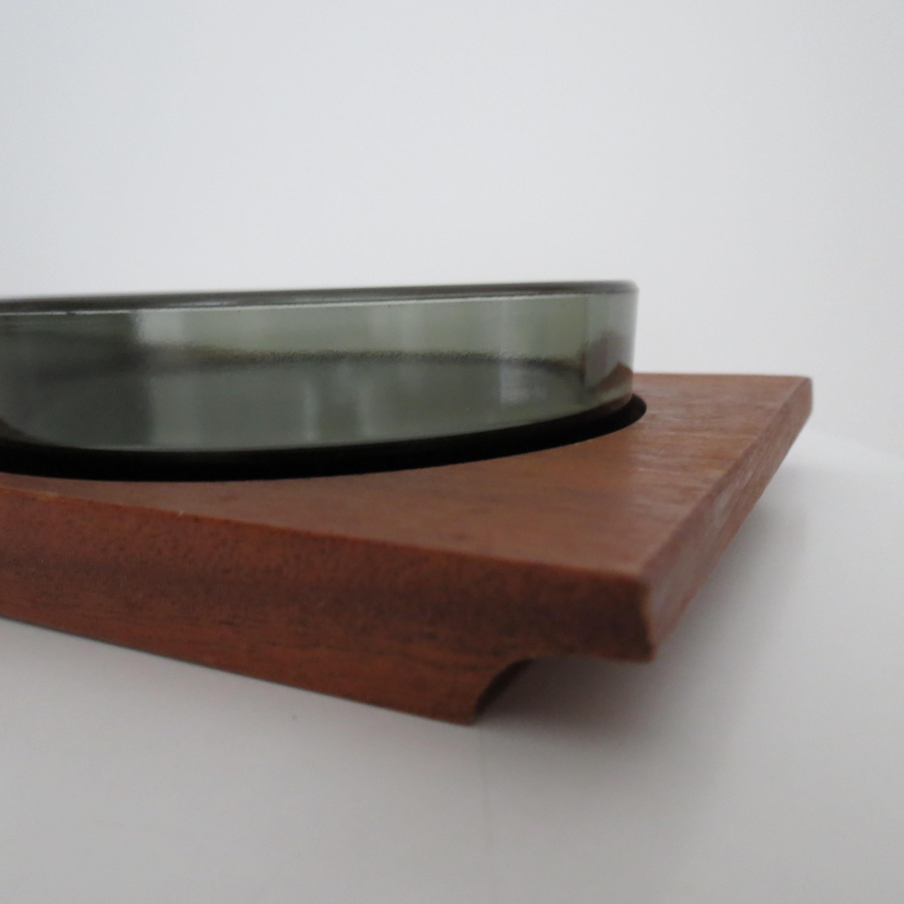 1960s  Bandeja de teca de mediados de siglo y cuenco de cristal para picar en venta 4