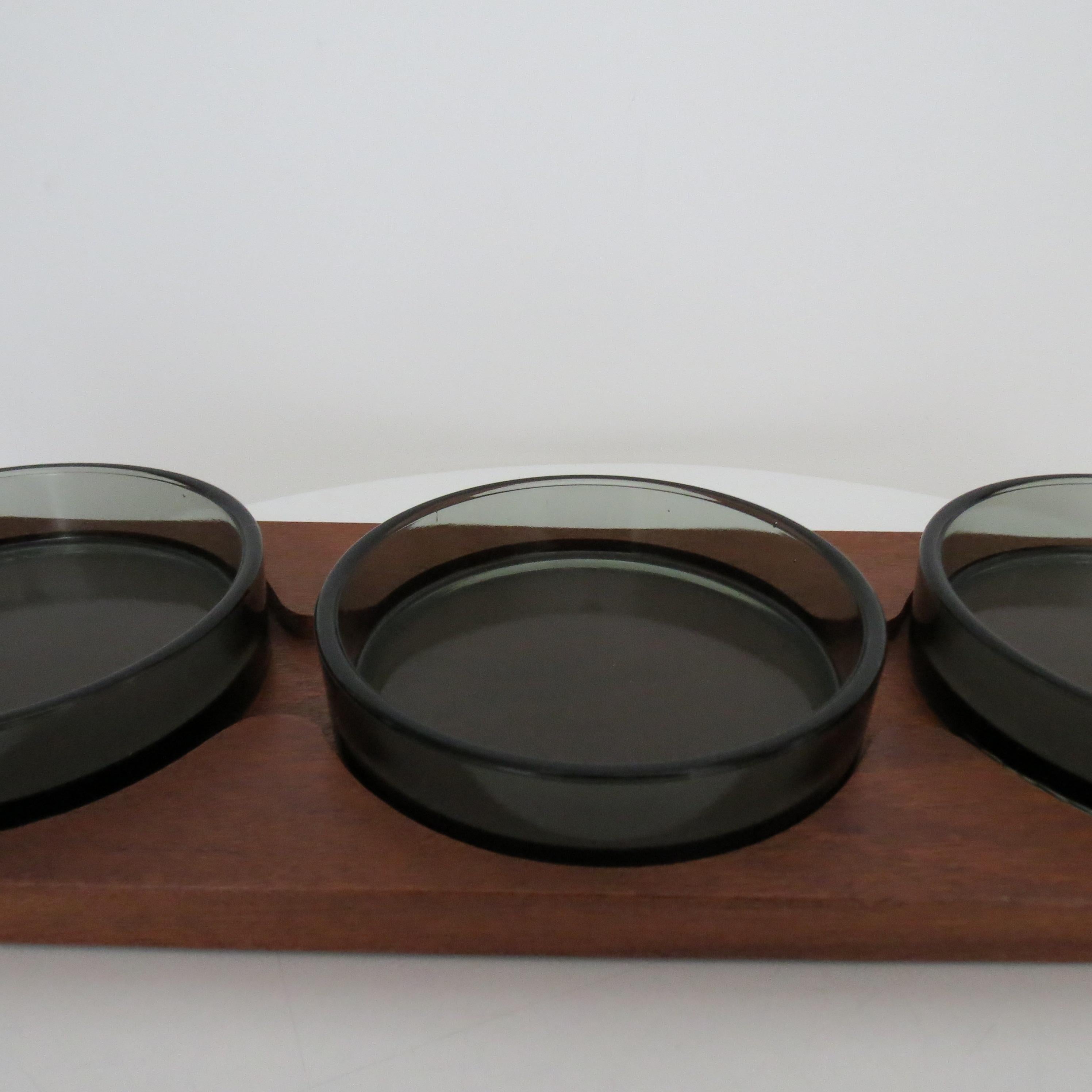 1960s  Bandeja de teca de mediados de siglo y cuenco de cristal para picar en venta 5