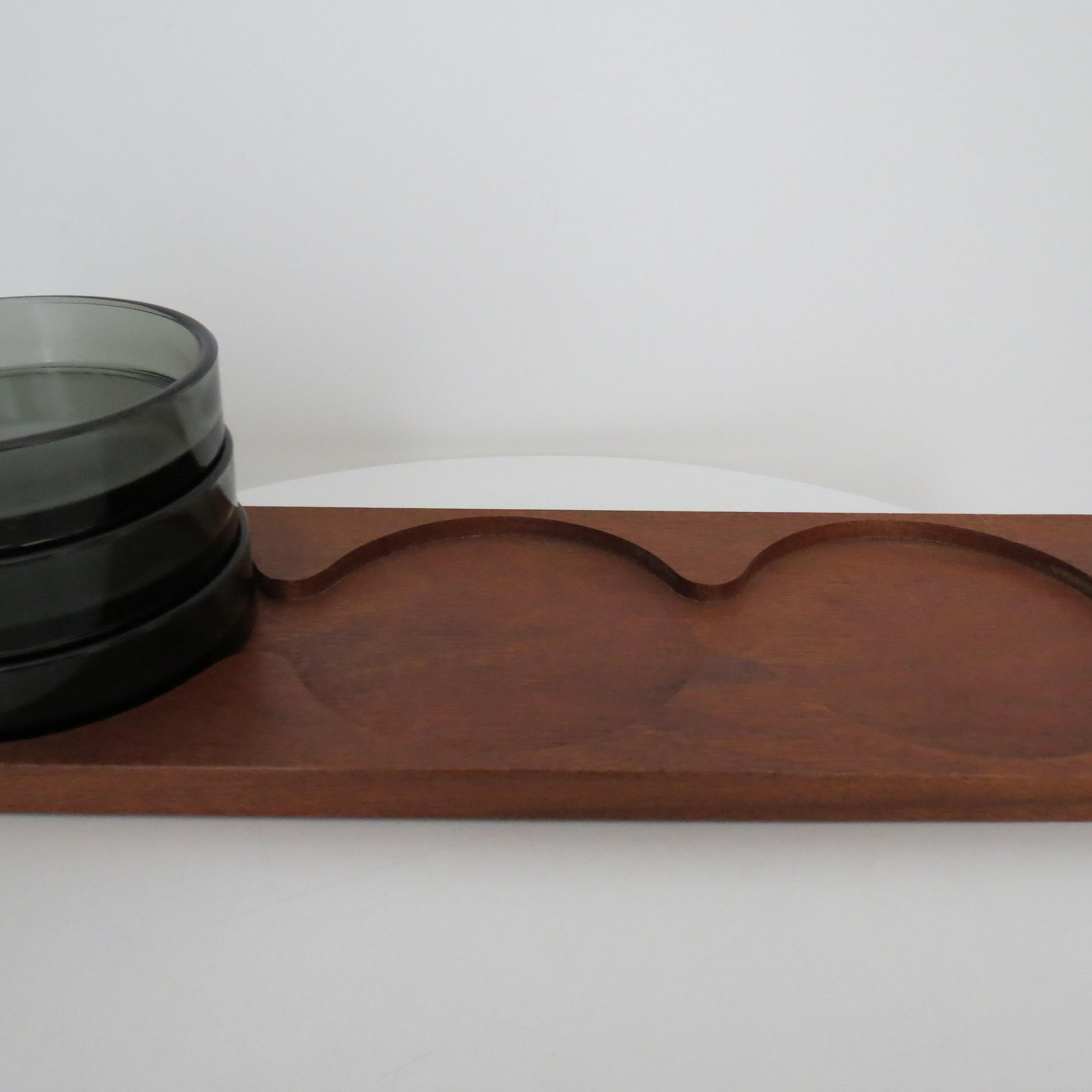 1960s  Bandeja de teca de mediados de siglo y cuenco de cristal para picar en venta 6