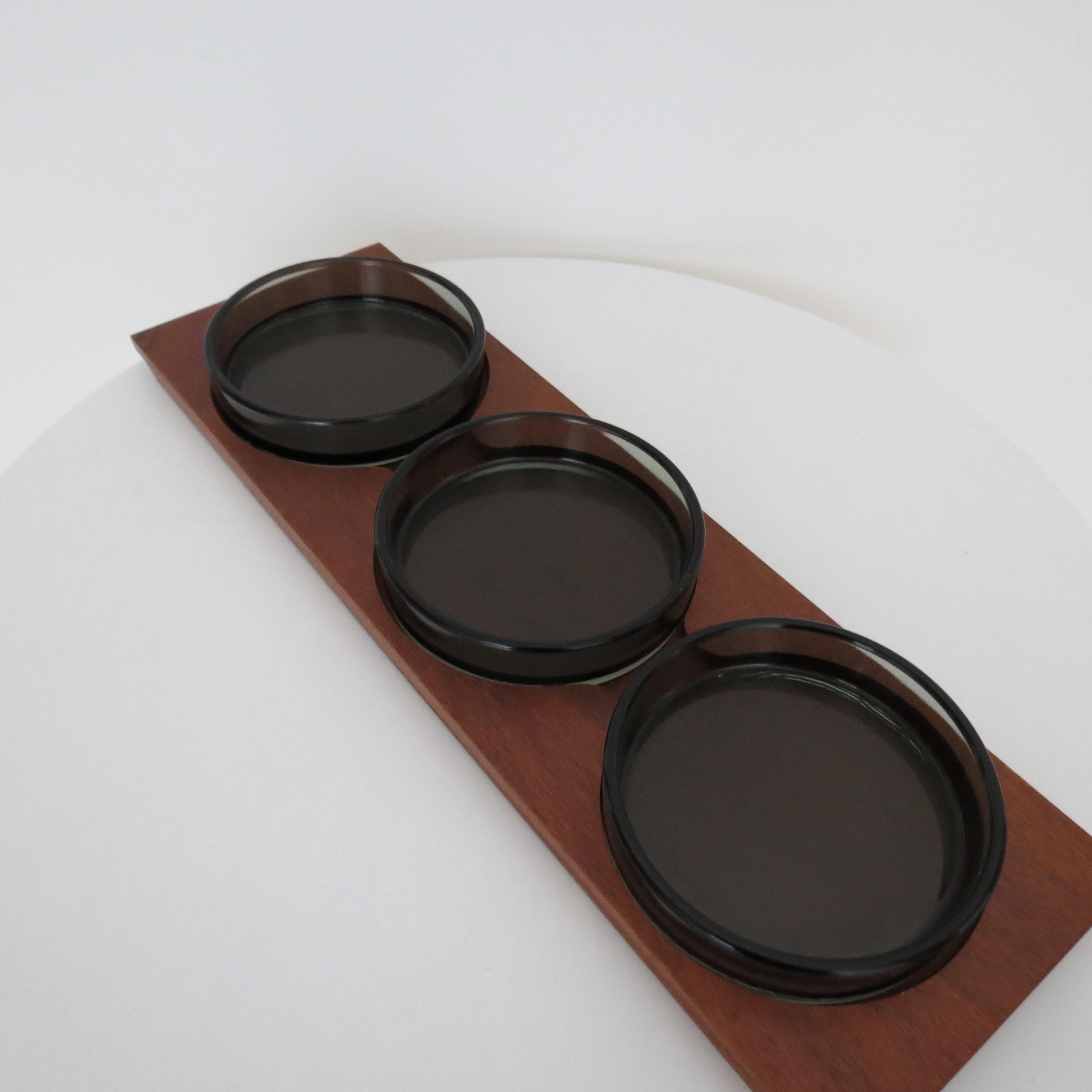 Plato para picar de muy buena calidad de Decor Woodware, Inglaterra
Bandeja Treak con ranuras recortadas para 3 platos redondos de cristal ahumado. 
estampado en la parte inferior Decor Woodware, fabricación inglesa
Data de los años 60
En buen