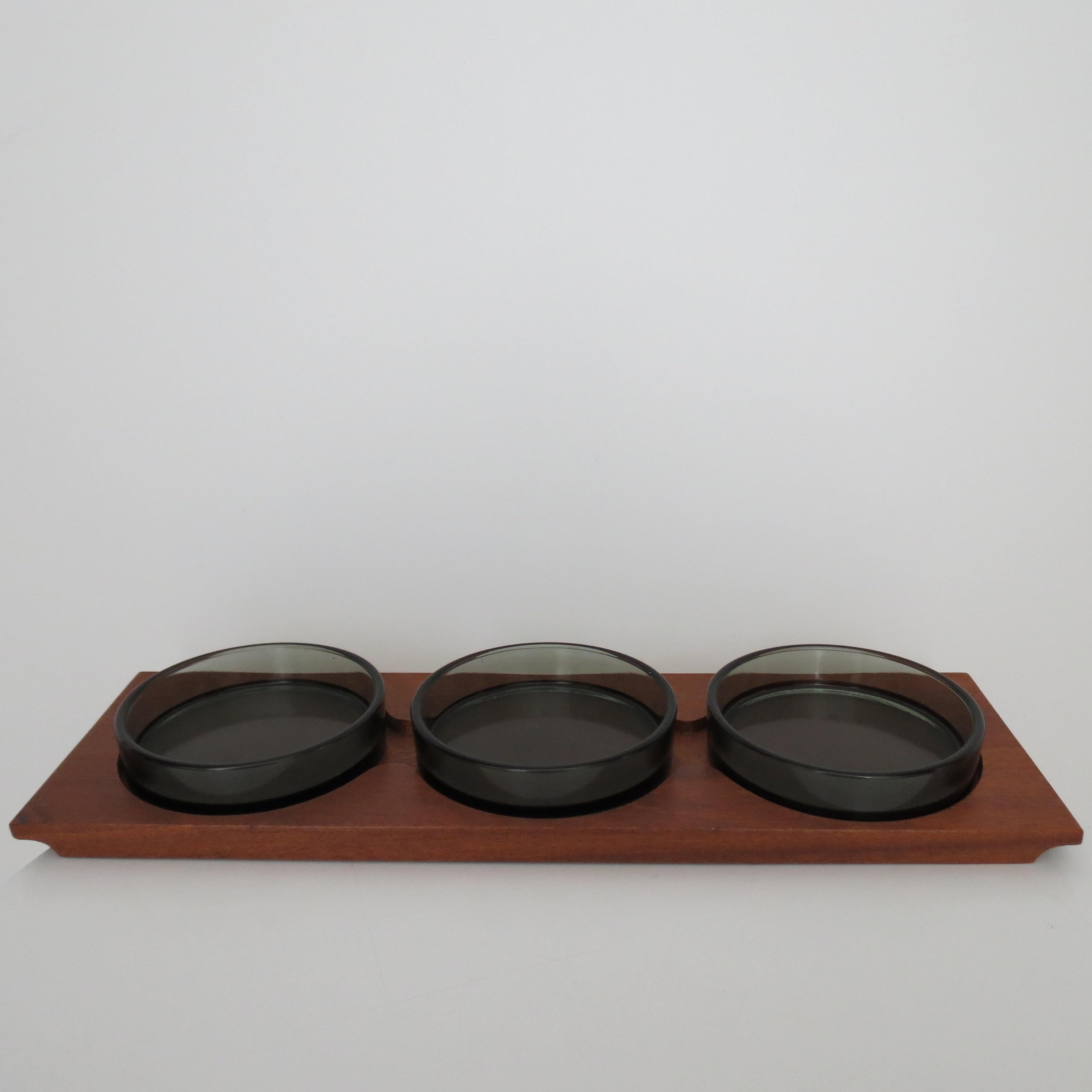 1960s  Bandeja de teca de mediados de siglo y cuenco de cristal para picar Hecho a mano en venta