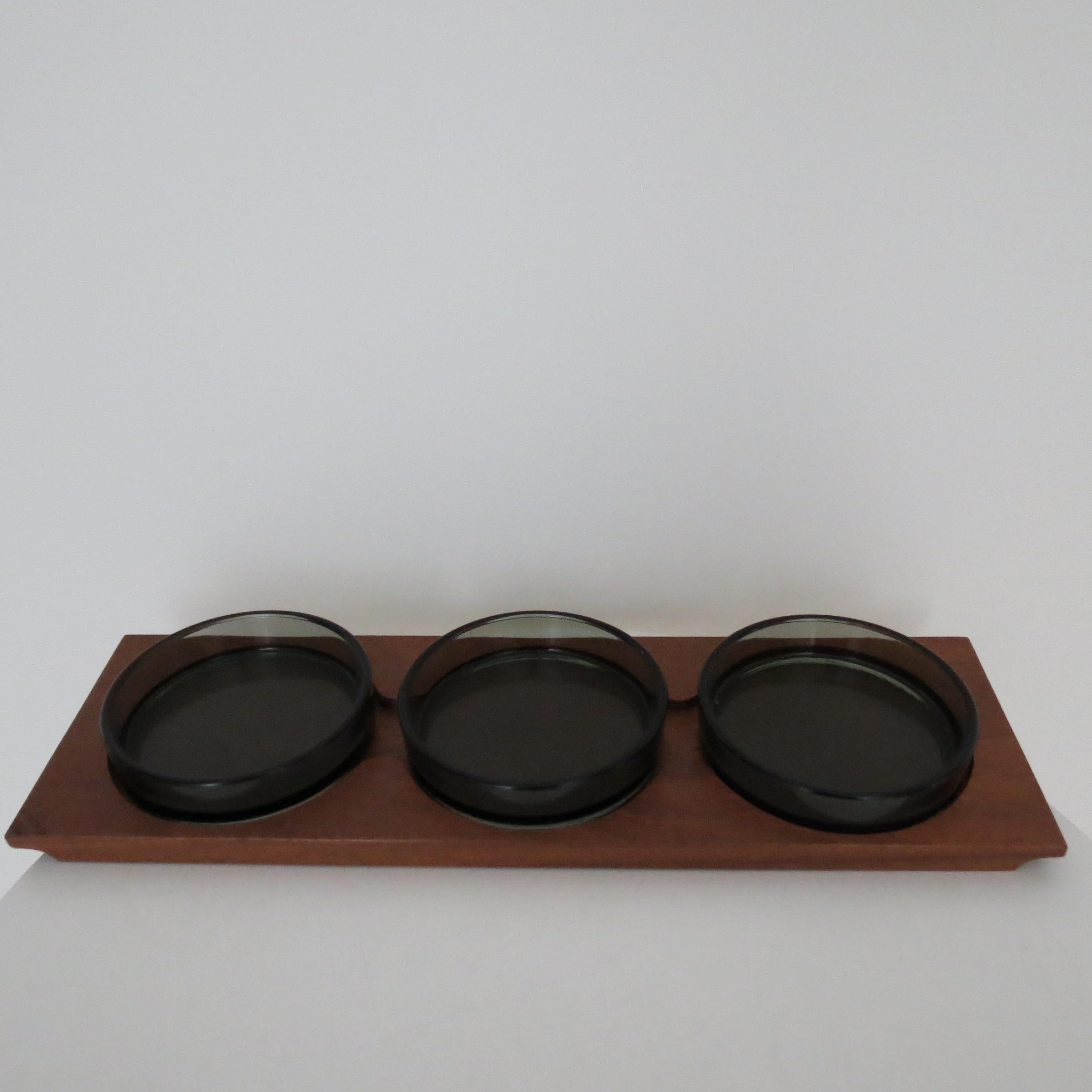 1960s  Bandeja de teca de mediados de siglo y cuenco de cristal para picar en Bueno estado para la venta en Stow on the Wold, GB