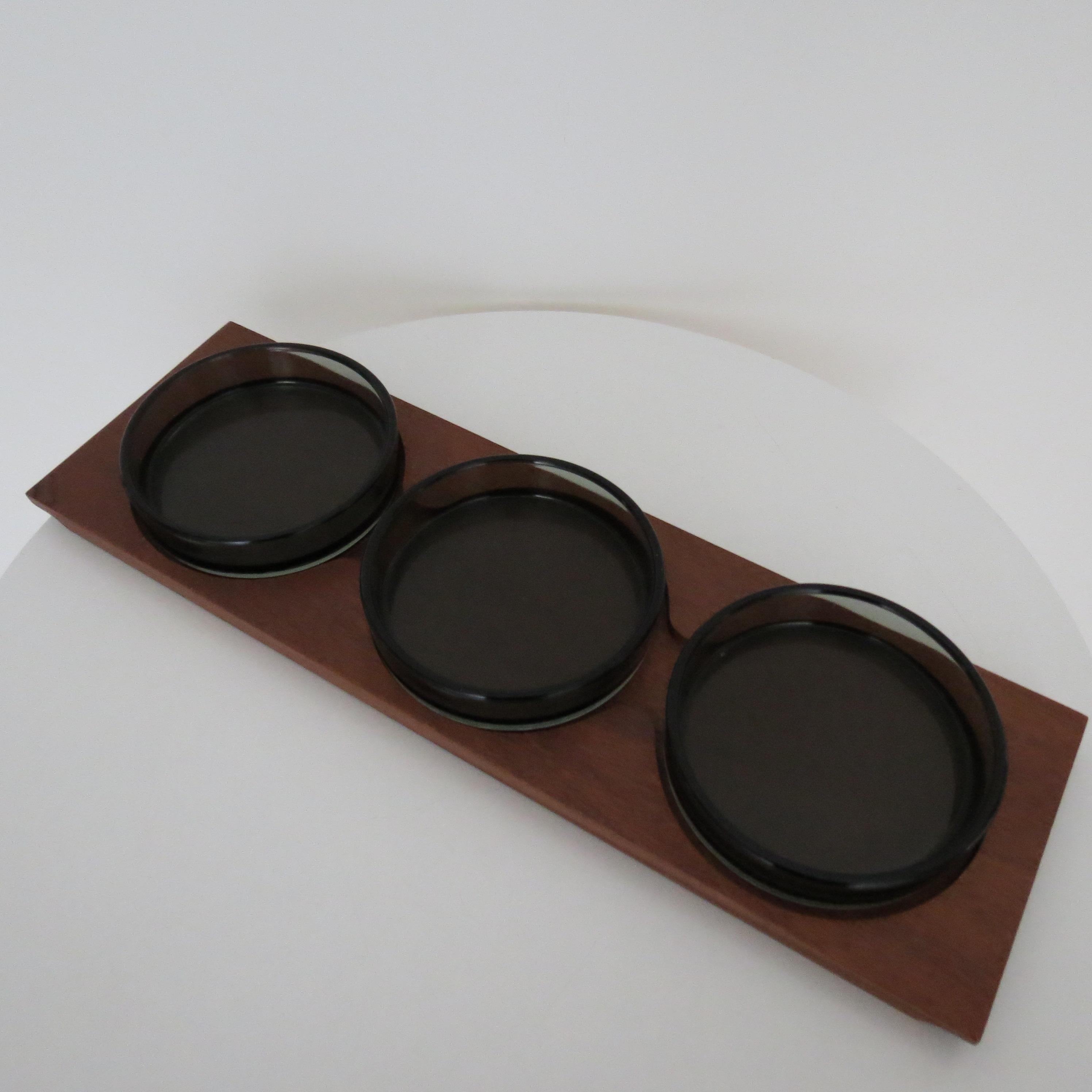 1960s  Bandeja de teca de mediados de siglo y cuenco de cristal para picar siglo XX en venta
