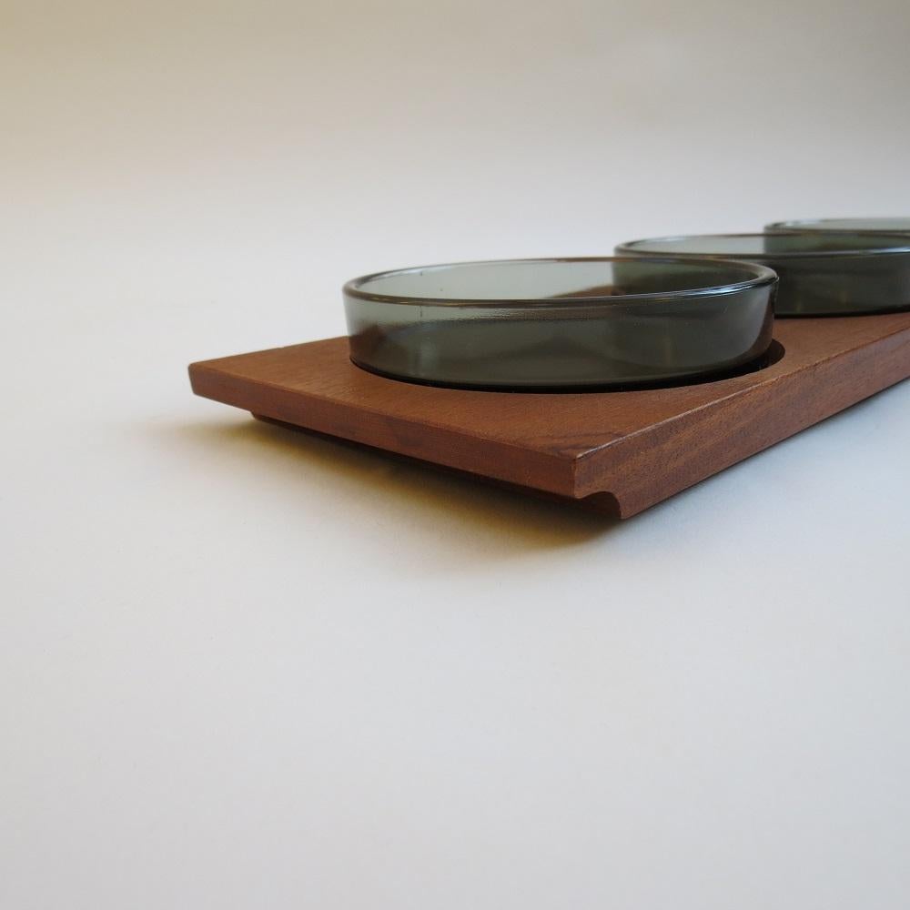 20ième siècle 1960s  Mid Century Teak Tray and glass bowl nibble tray en vente