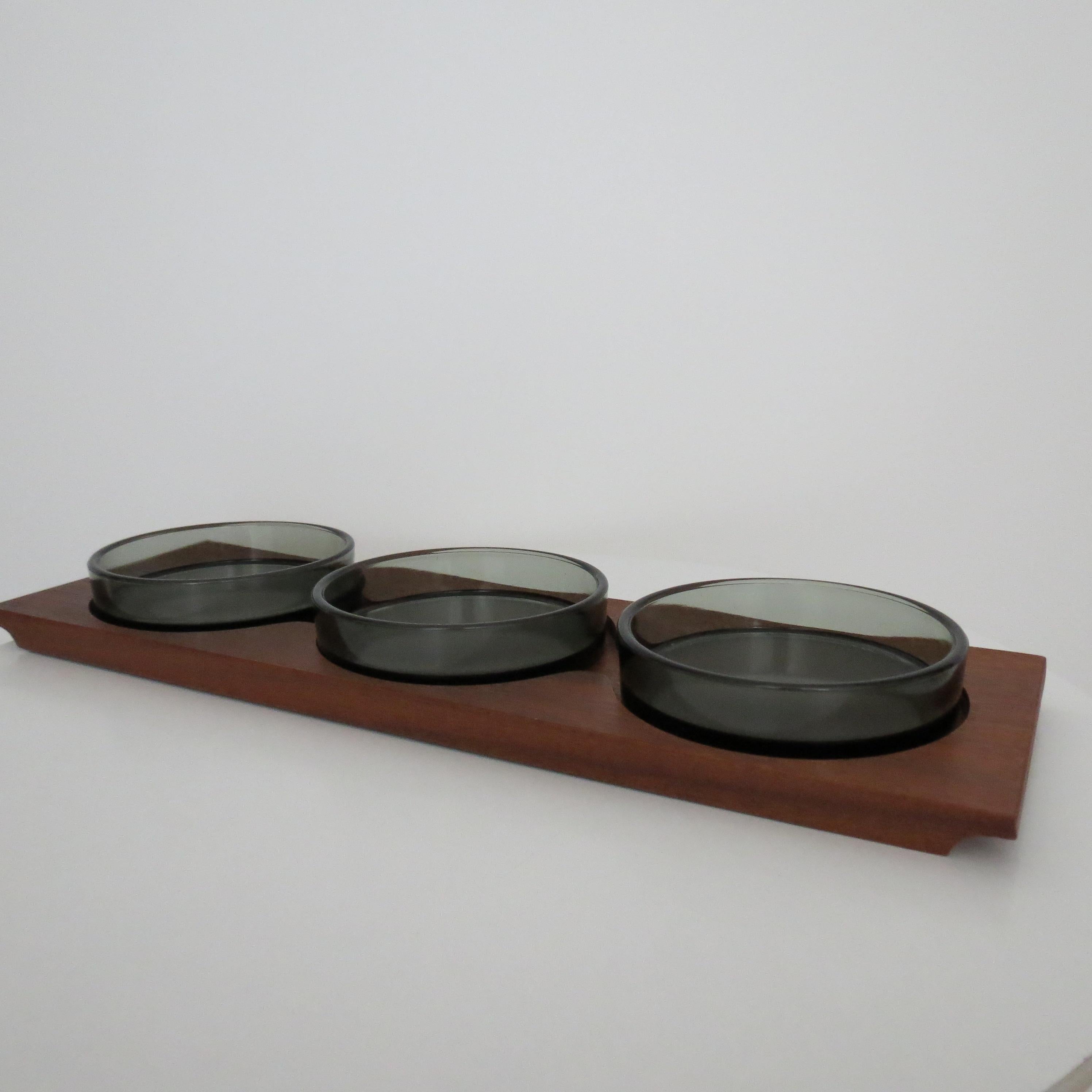 1960s  Bandeja de teca de mediados de siglo y cuenco de cristal para picar Vidrio en venta