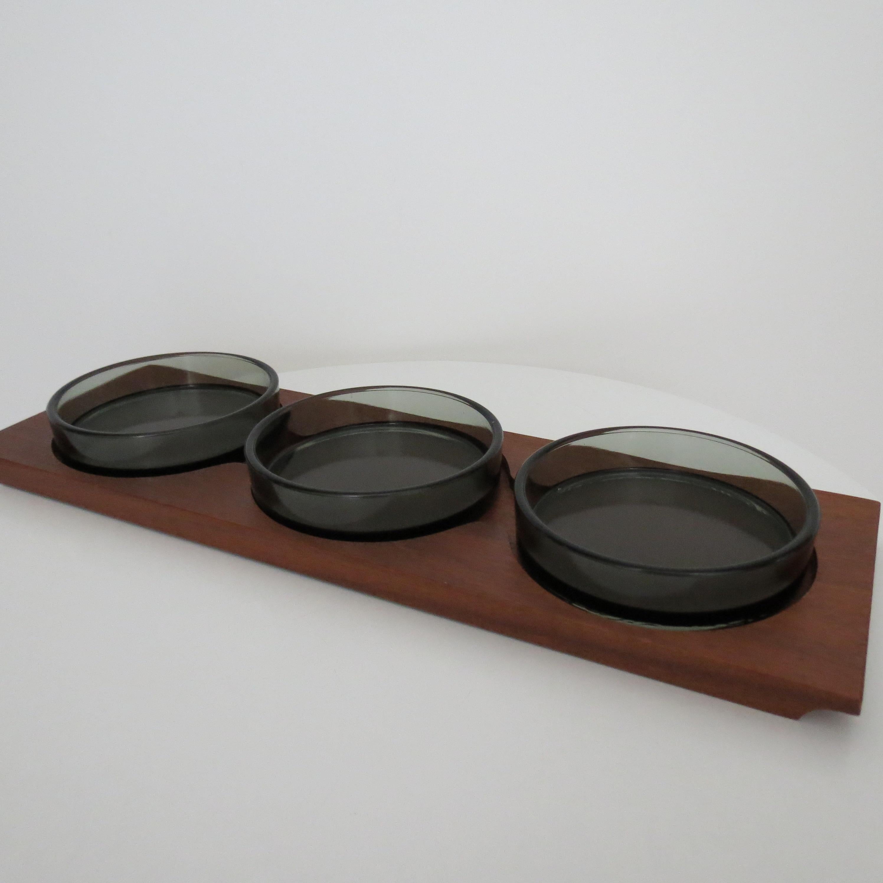 1960s  Bandeja de teca de mediados de siglo y cuenco de cristal para picar en venta 1