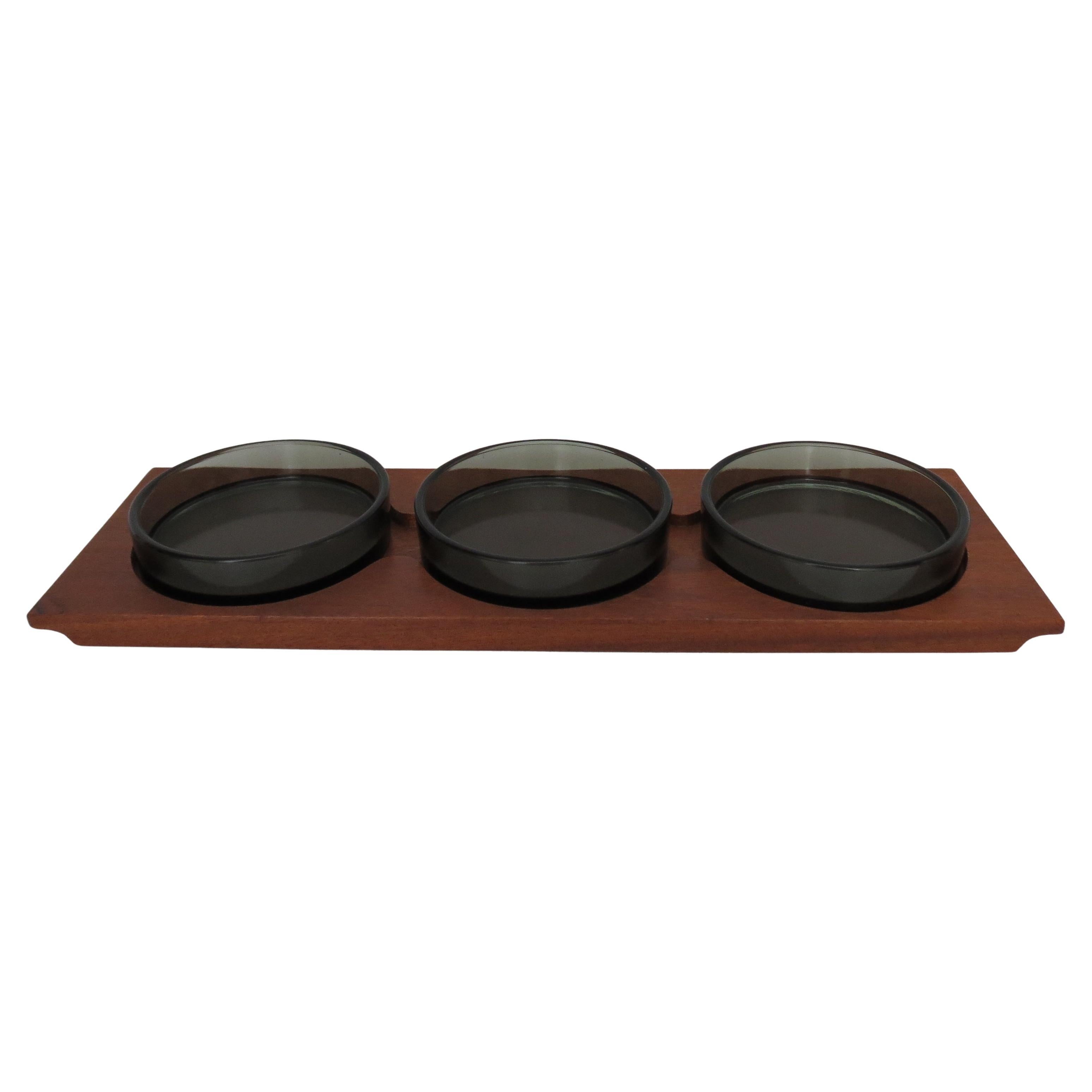 1960s  Bandeja de teca de mediados de siglo y cuenco de cristal para picar