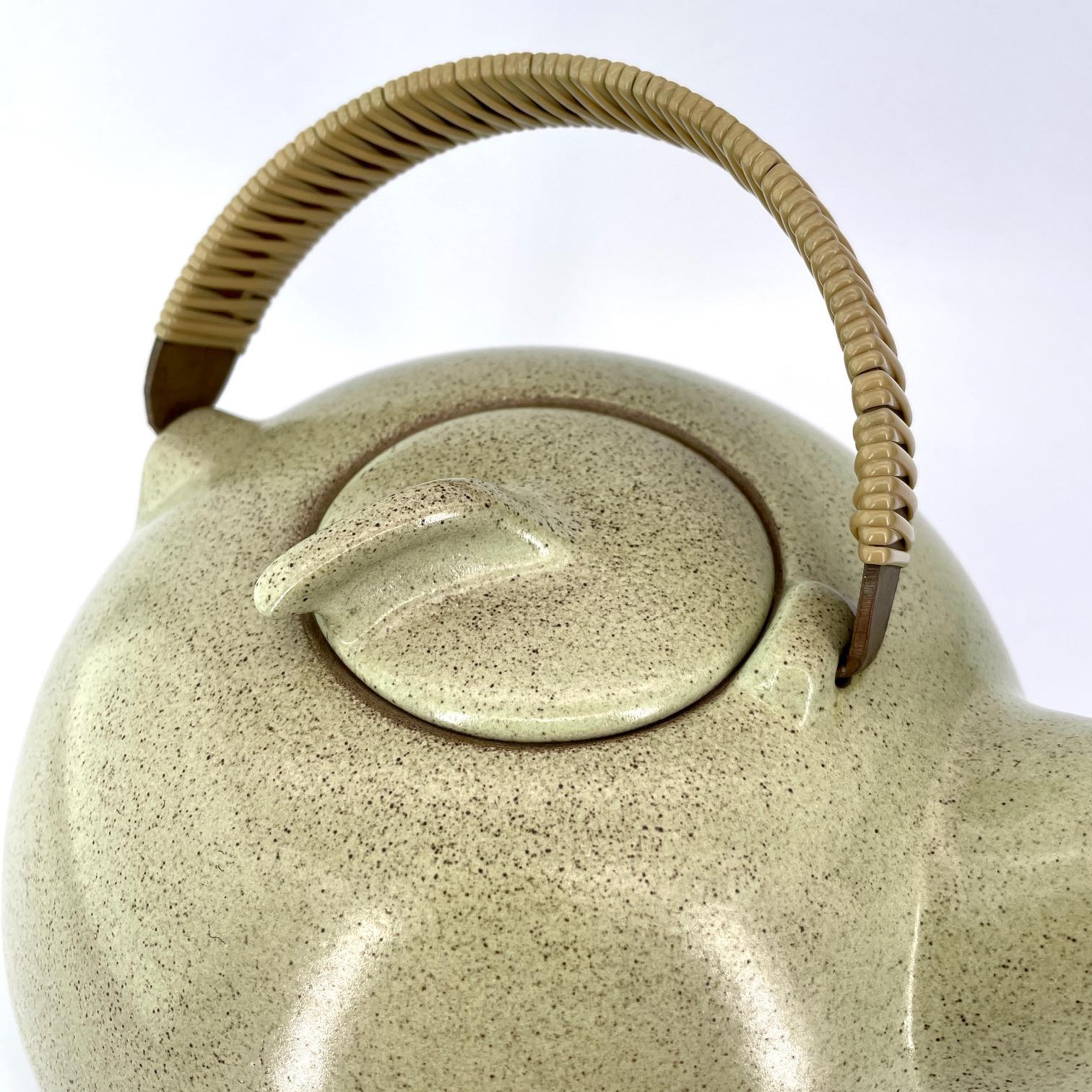 American 1960s Mid-Century Teapot Edith Heath, Heath Ceramics California Cabinmodern McM