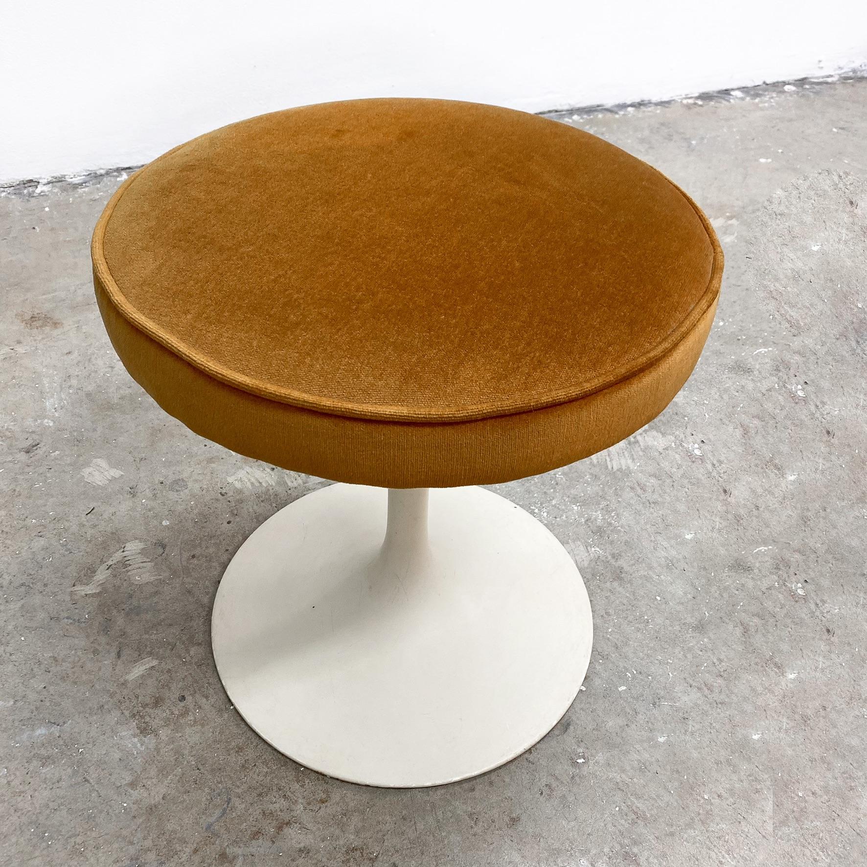 1960's Mid Century Tulip Saarinen Stool, Original Upholstery In Good Condition For Sale In KINGSFORD, NSW