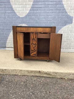Cabinet/carrello da bar in noce Tiki Brutalista di metà secolo United del 1960