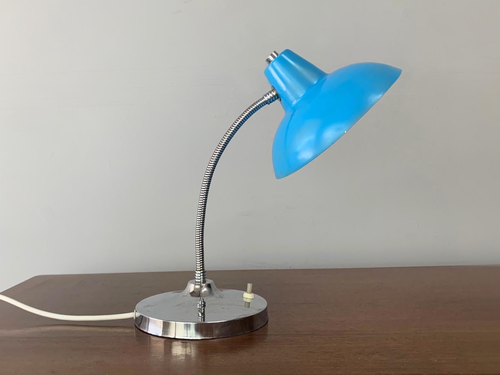 Eine kleine Schreibtischlampe mit verchromtem Sockel und Hals, mit himmelblau lackiertem Metallschirm. Die Lampe ist italienisch (stammt aus Italien).


Vollständig neu verkabelt und mit einem Erdungsanschluss und einem englischen Stecker