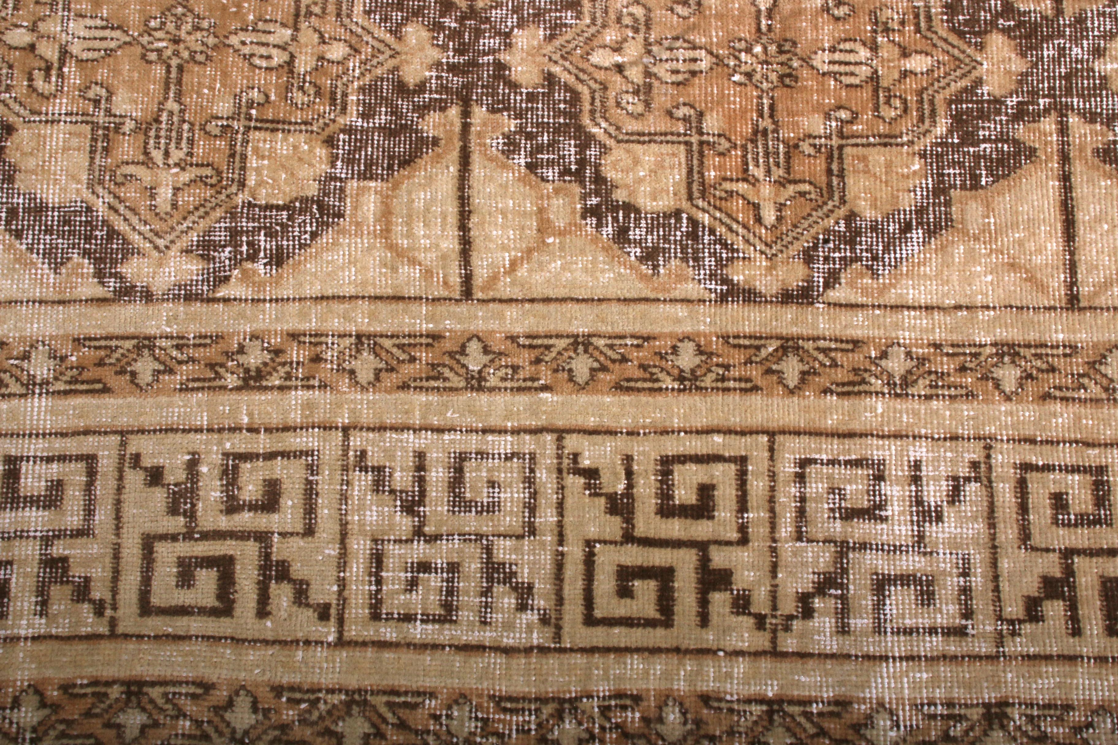 Mid-Century moderno Tappeto vintage anni '60 di metà secolo con motivo geometrico marrone e affilato di Rug & Kilim in vendita