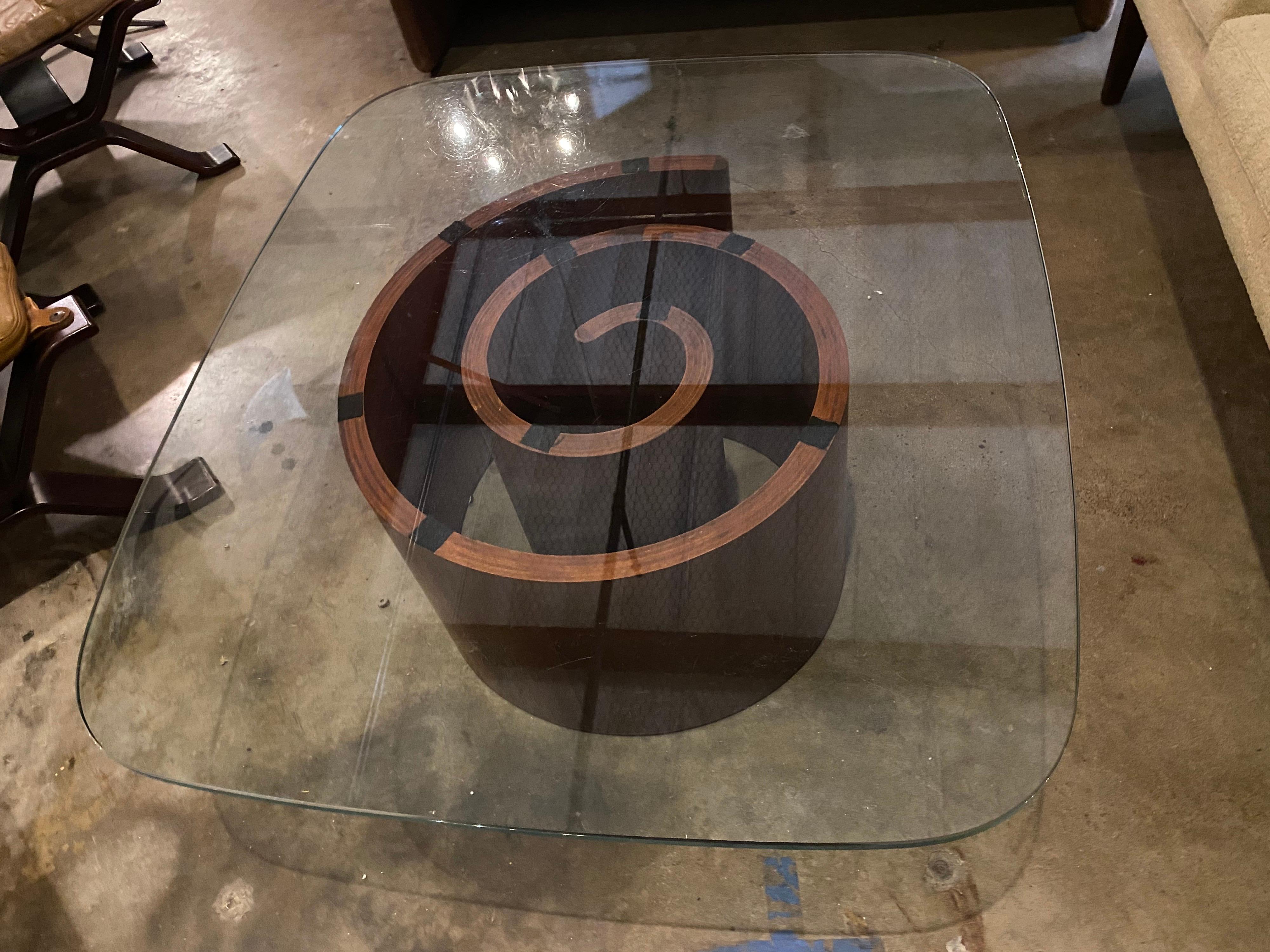 Mid-Century Modern coffee table designed by architect Vladimir Kagan. The snail-like spiral base is made of walnut with a curved rectangular glass top. Minor scratches on glass; the base is in good condition. 

Measures: Spiral base
Height 14
