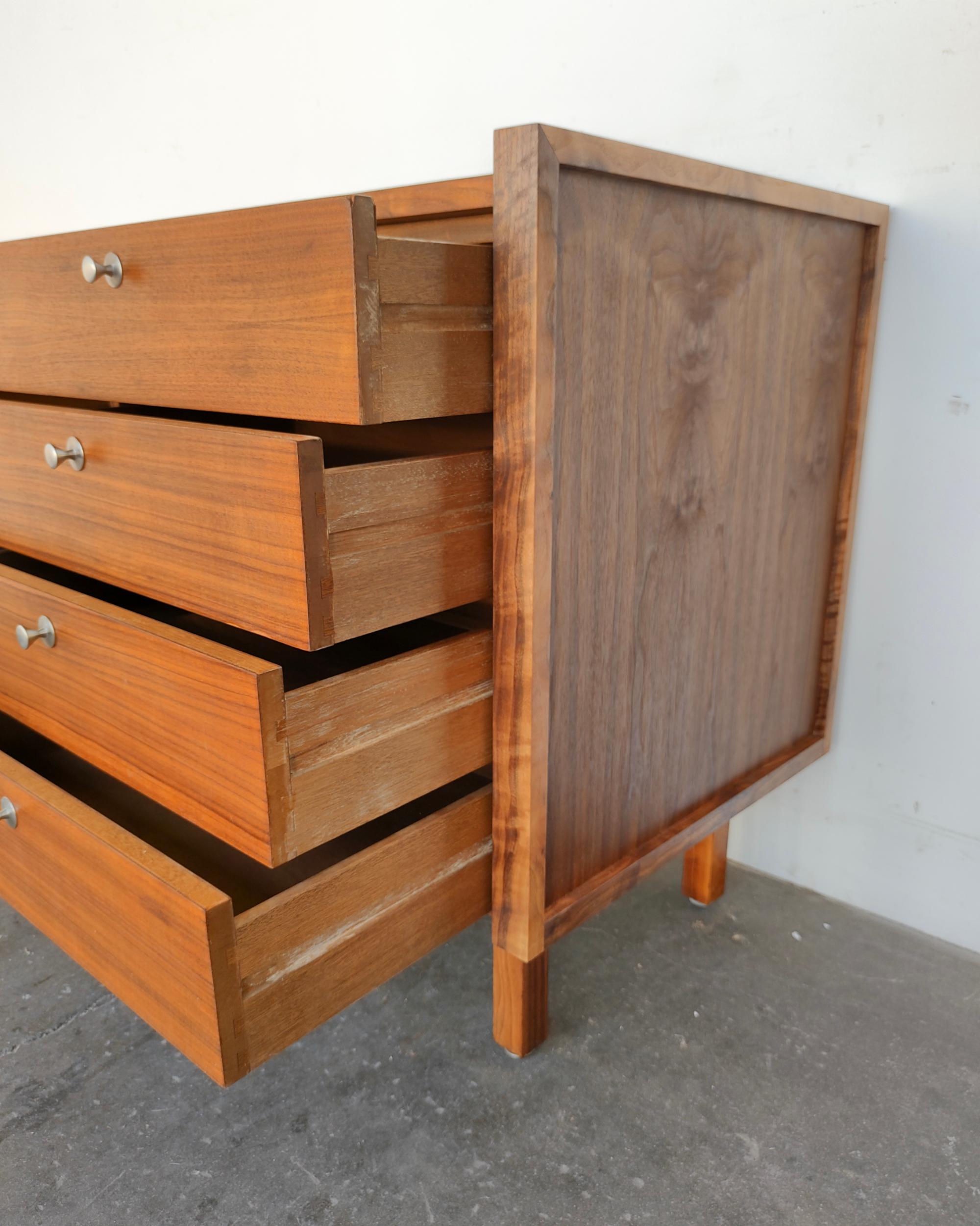 1960er Jahre Mid-Century-Kommode mit 8 Schubladen aus Nussbaumholz von Brown Saltman im Angebot 4