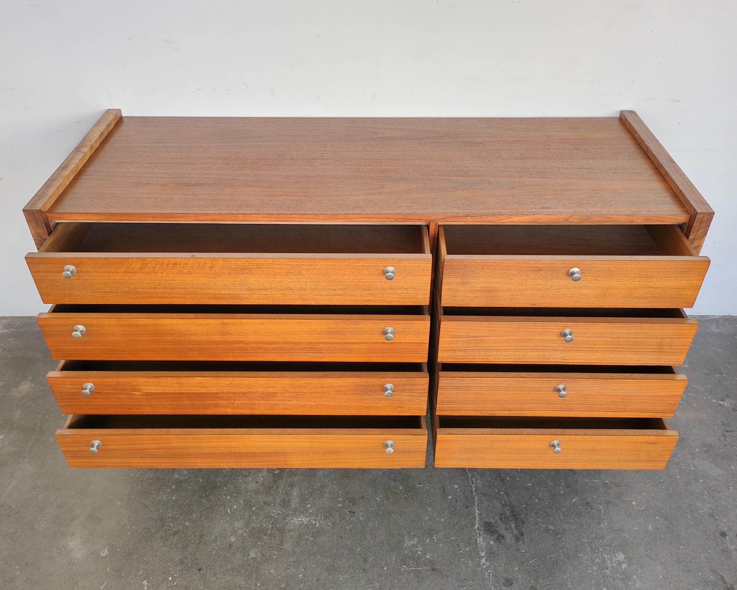 1960s Mid-Century Walnut 8-Drawer Dresser by Brown Saltman For Sale 1