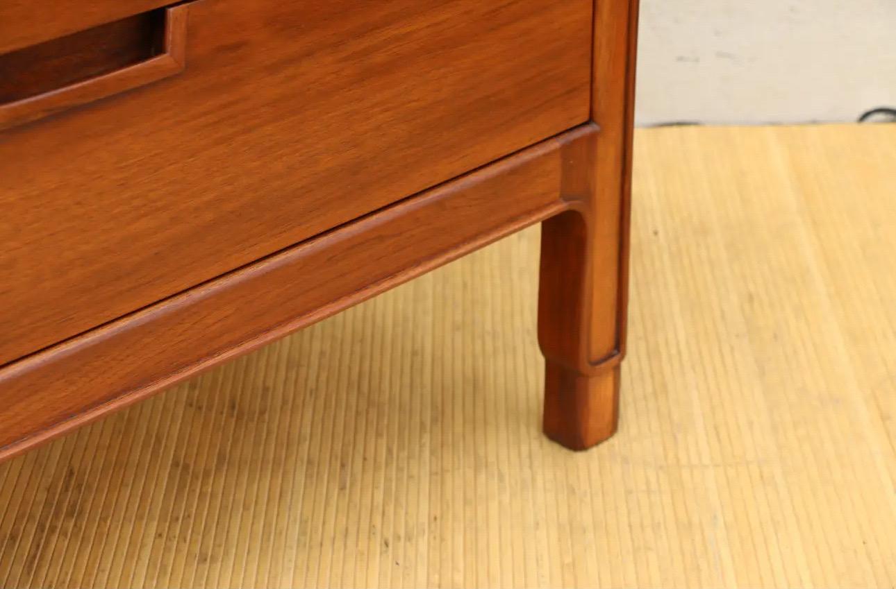 1960s Mid Century Walnut 8 Drawer Dresser by Mount Airy Janus Collection For Sale 4