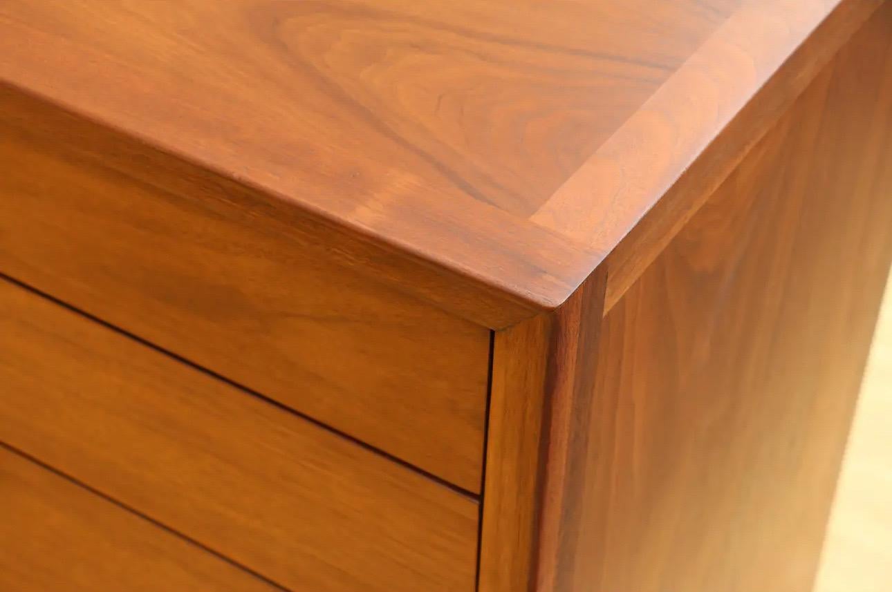 1960s Mid Century Walnut 8 Drawer Dresser by Mount Airy Janus Collection In Good Condition For Sale In North Hollywood, CA