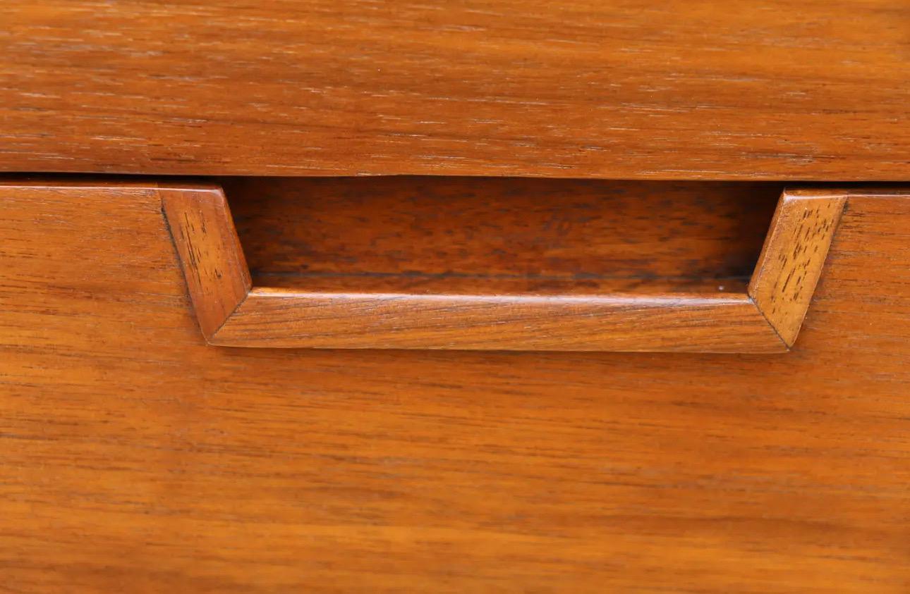 1960s Mid Century Walnut 8 Drawer Dresser by Mount Airy Janus Collection For Sale 3