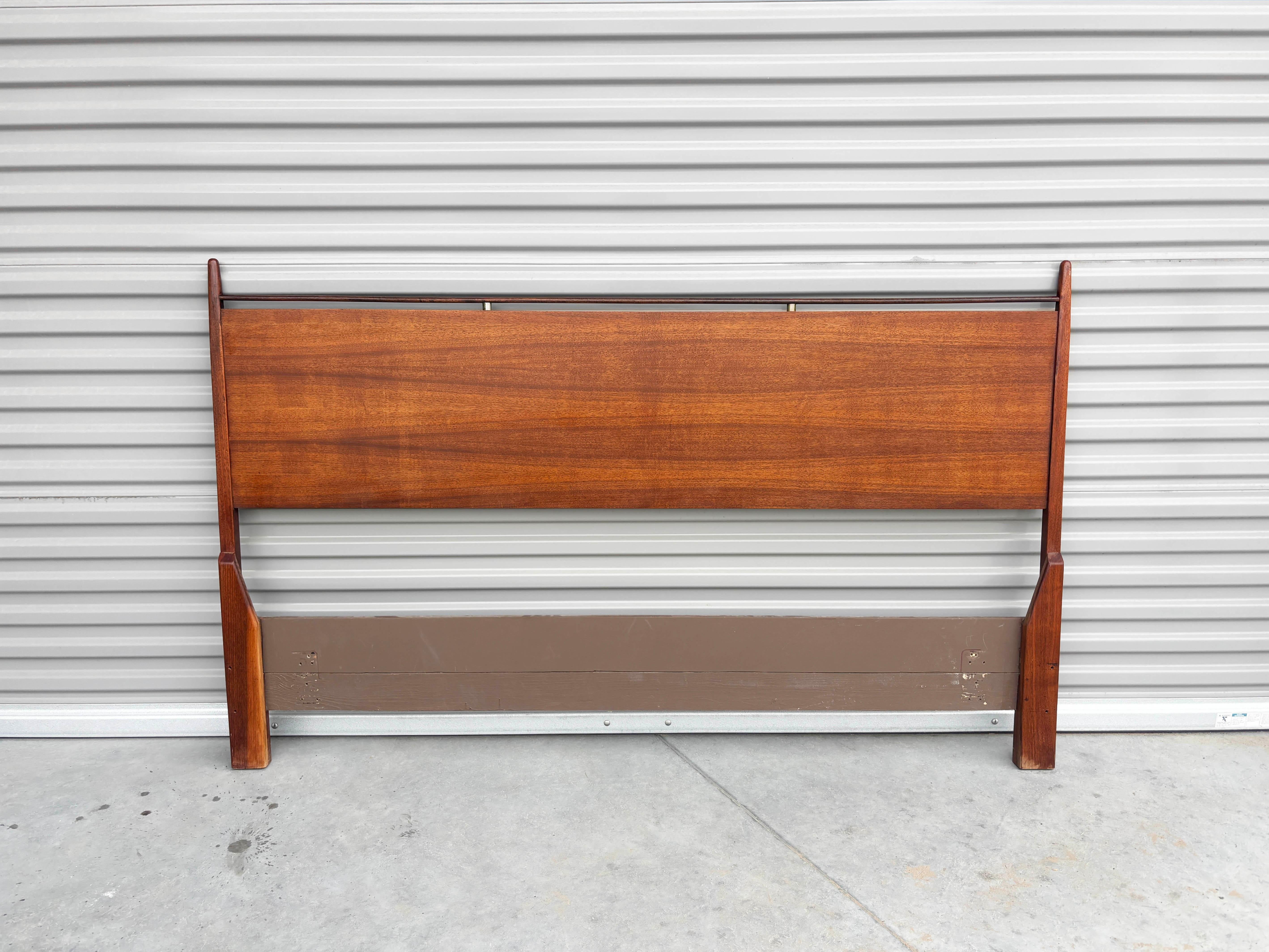 ✨ Vintage Mid-Century Modern in Walnut & Chrome ✨

This 1960s California King Headboard is a stunning example of American mid-century craftsmanship. Expertly constructed from rich walnut, it features clean lines and a wide, minimalist panel that