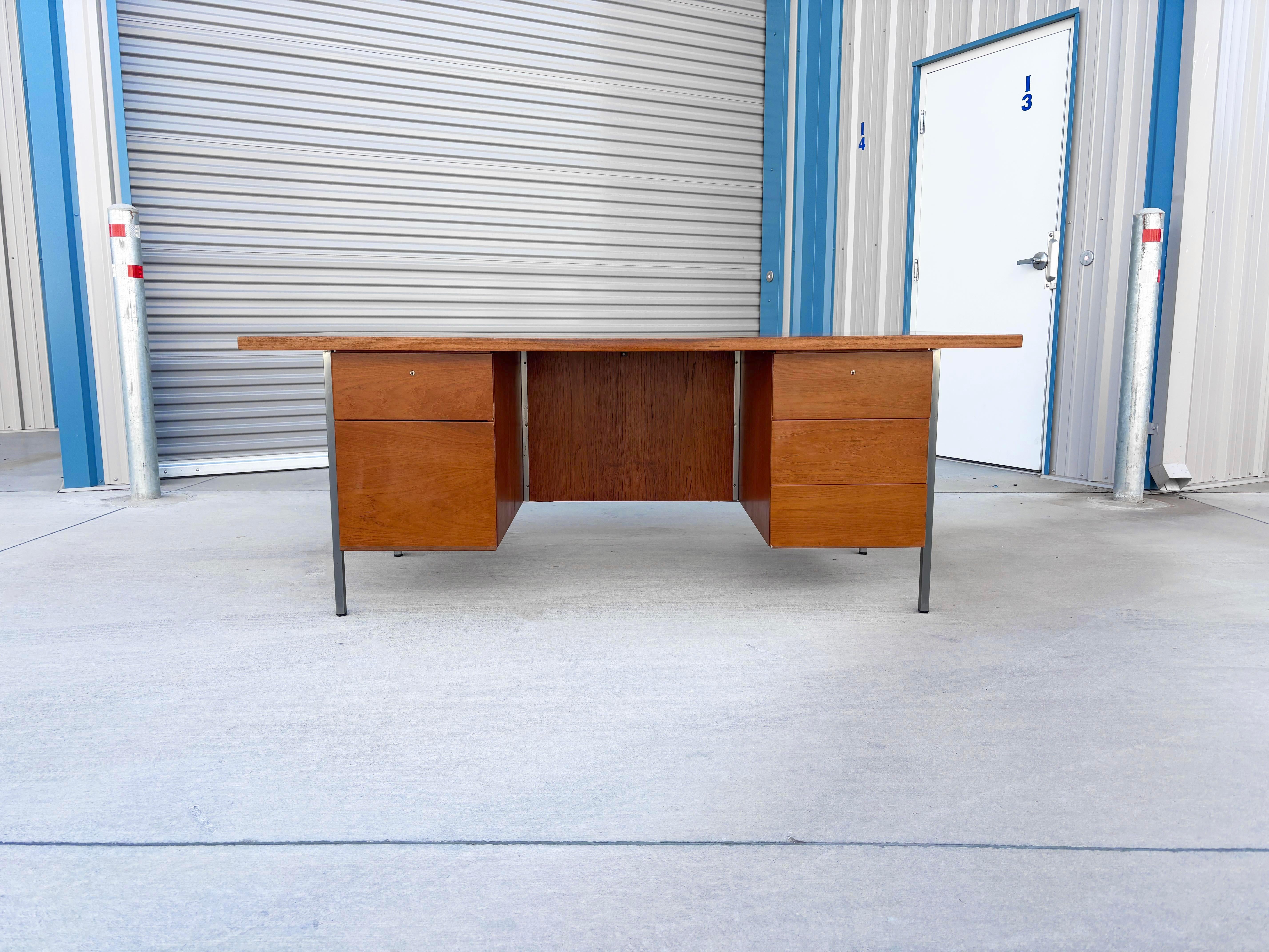 ✨ Mid-Century Walnut Desk by Florence Knoll ✨

Elevate your workspace with this iconic mid-century walnut desk, designed and manufactured by Florence Knoll. Featuring a beautifully crafted walnut frame and a spacious rectangular top, this piece