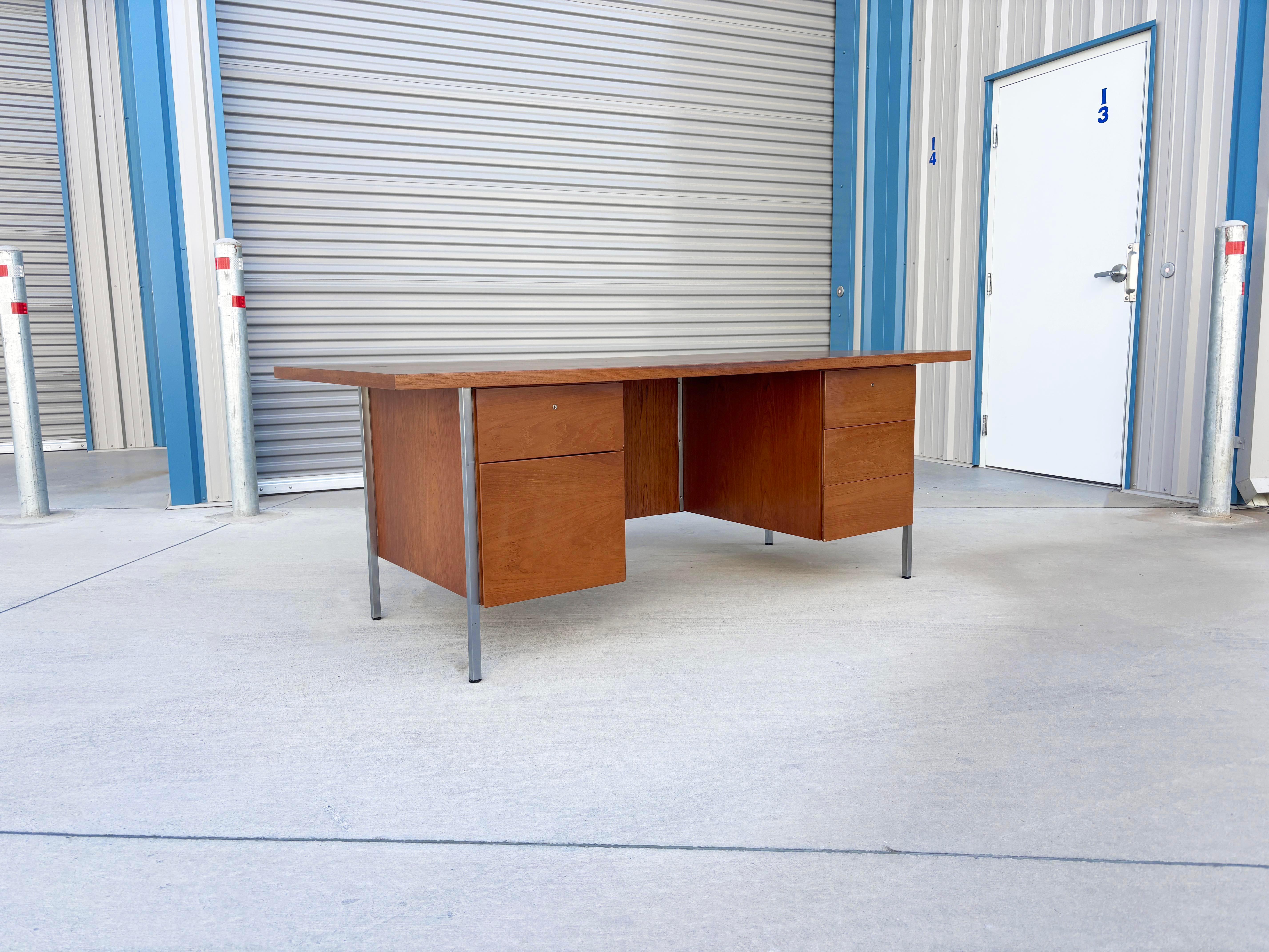 1960s Mid Century Walnut and Chrome Executive Desk by Florence Knoll In Good Condition For Sale In North Hollywood, CA