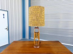 Lámpara de sobremesa de nogal y cristal de mediados de siglo de 1960 by Modeline