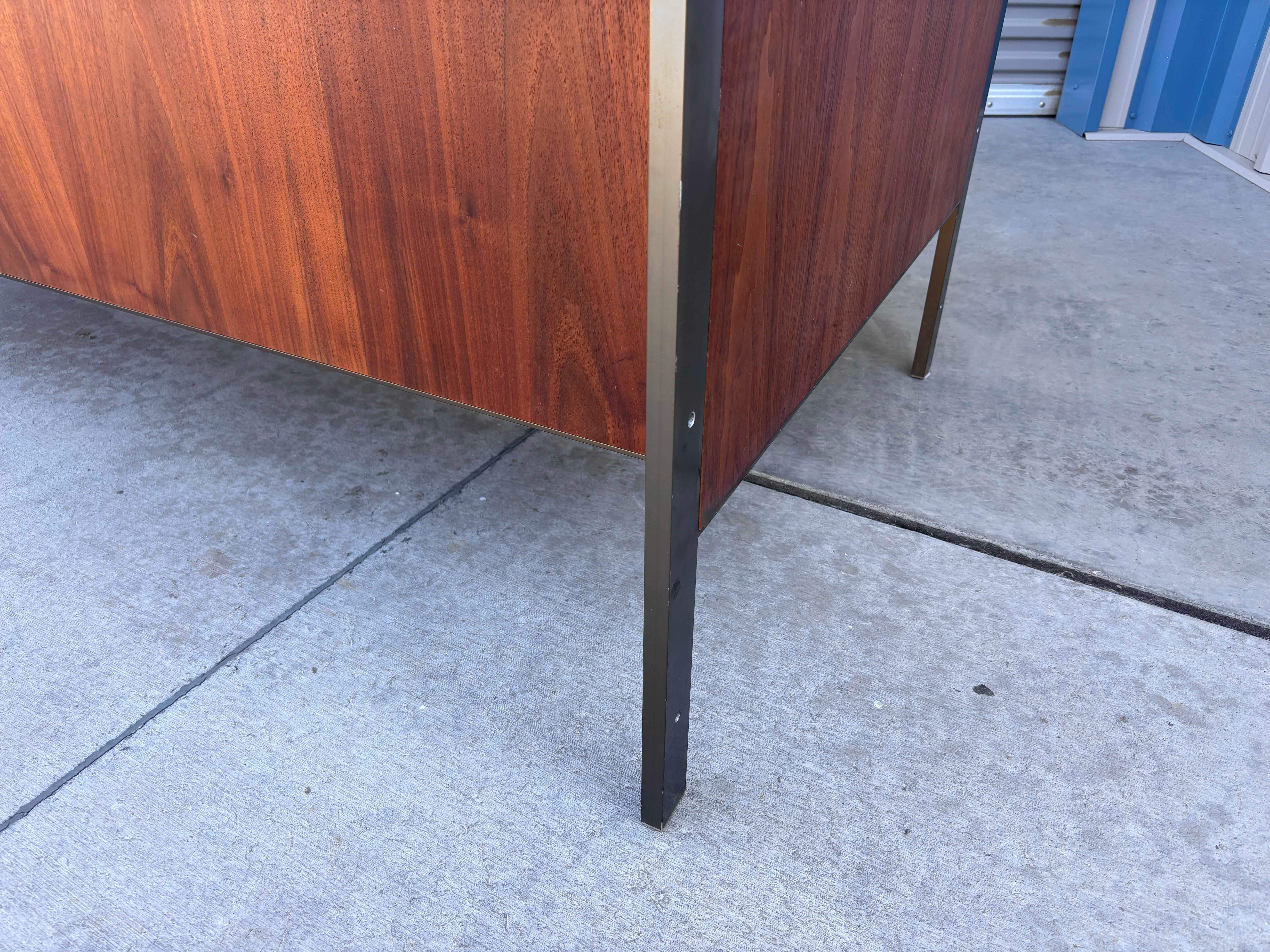 Scrivania direzionale in noce e metallo del 1960 in stile Knoll in vendita 5