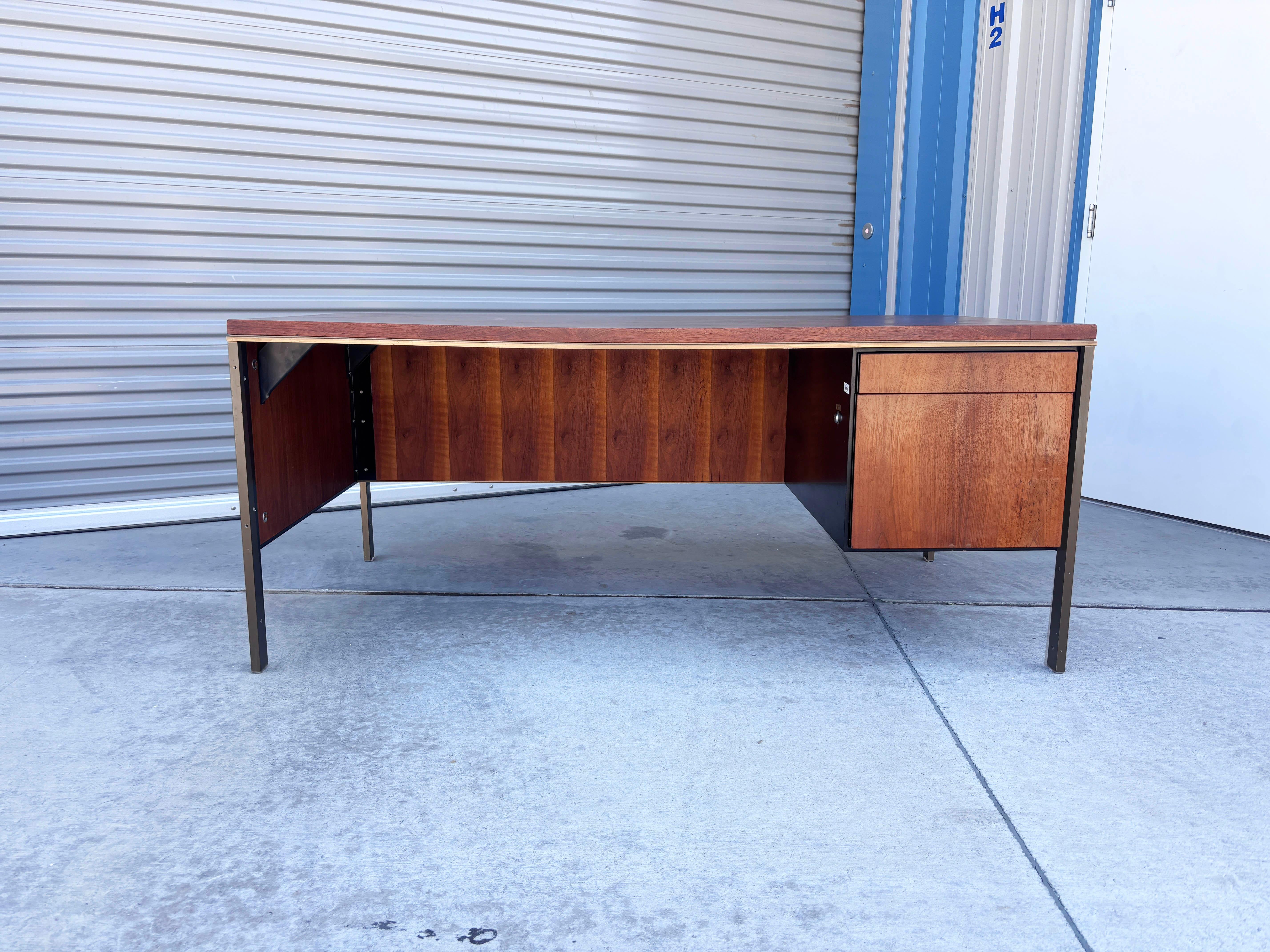 ✨ Scrivania direzionale in noce e metallo di metà secolo ✨

Questa eccezionale scrivania direzionale della metà del secolo scorso è un esempio intramontabile di design minimalista e di artigianato pregiato degli anni '60. La scrivania è