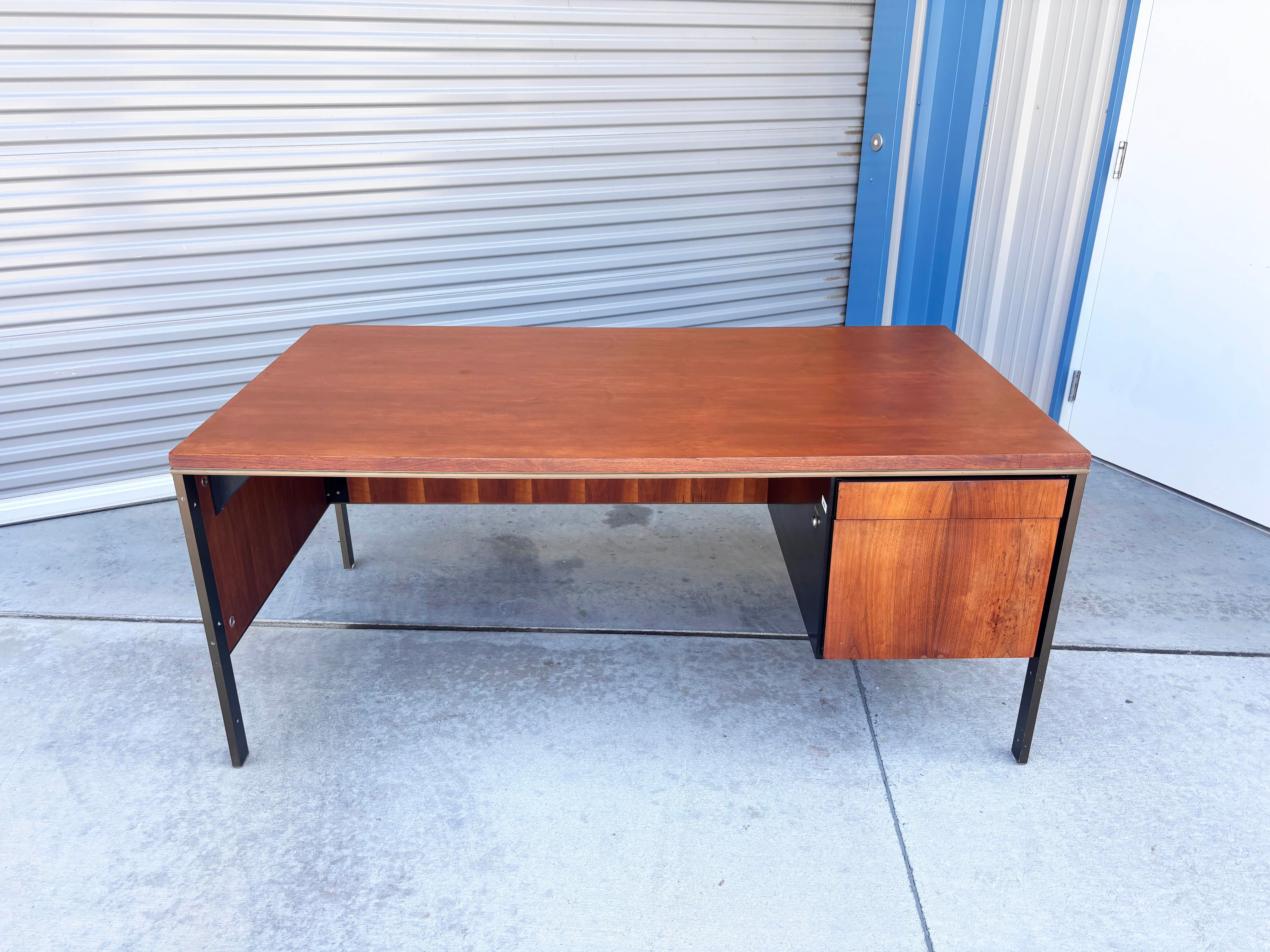 Mid-Century moderno Scrivania direzionale in noce e metallo del 1960 in stile Knoll in vendita