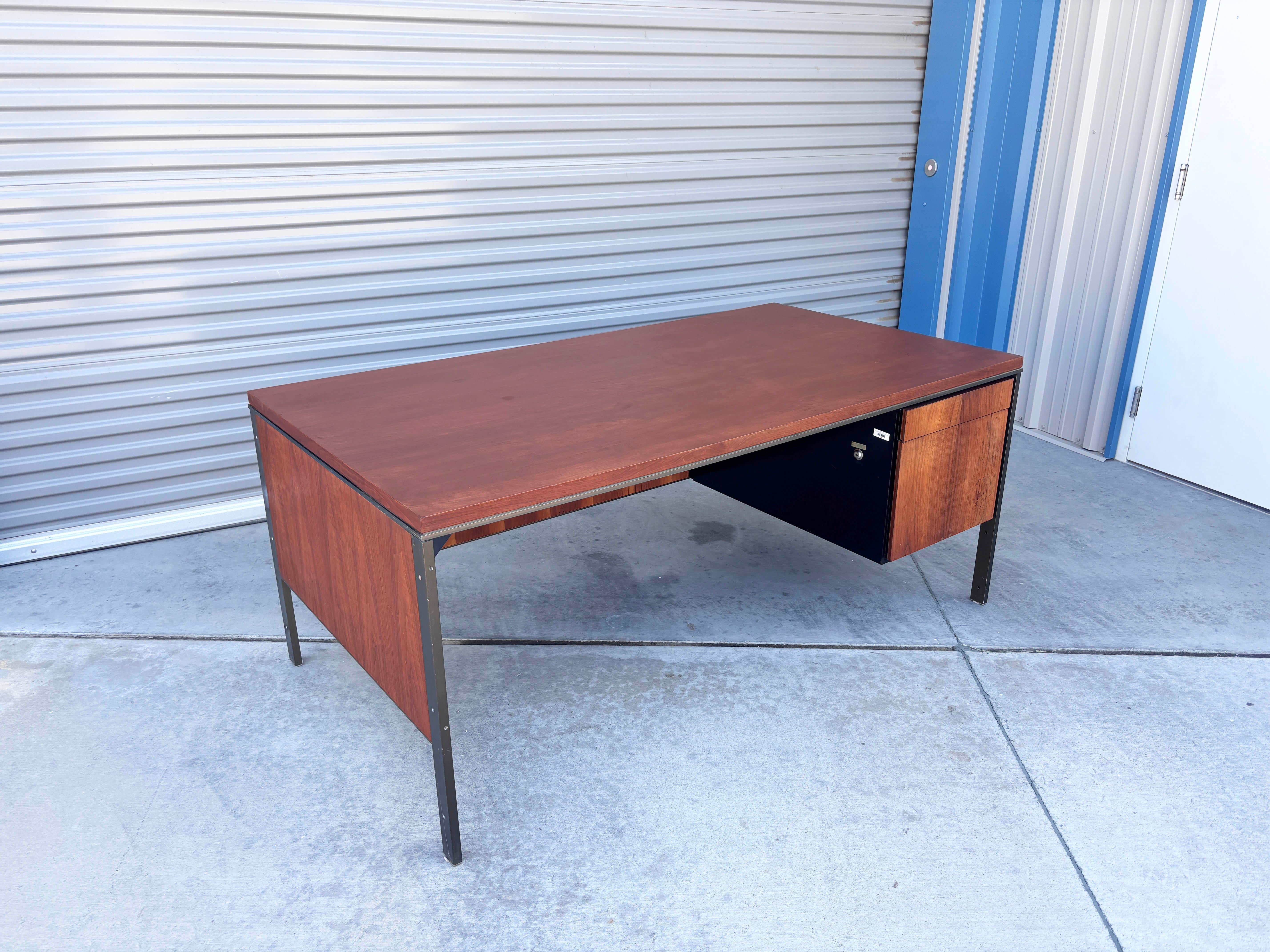 Scrivania direzionale in noce e metallo del 1960 in stile Knoll In condizioni buone in vendita a North Hollywood, CA