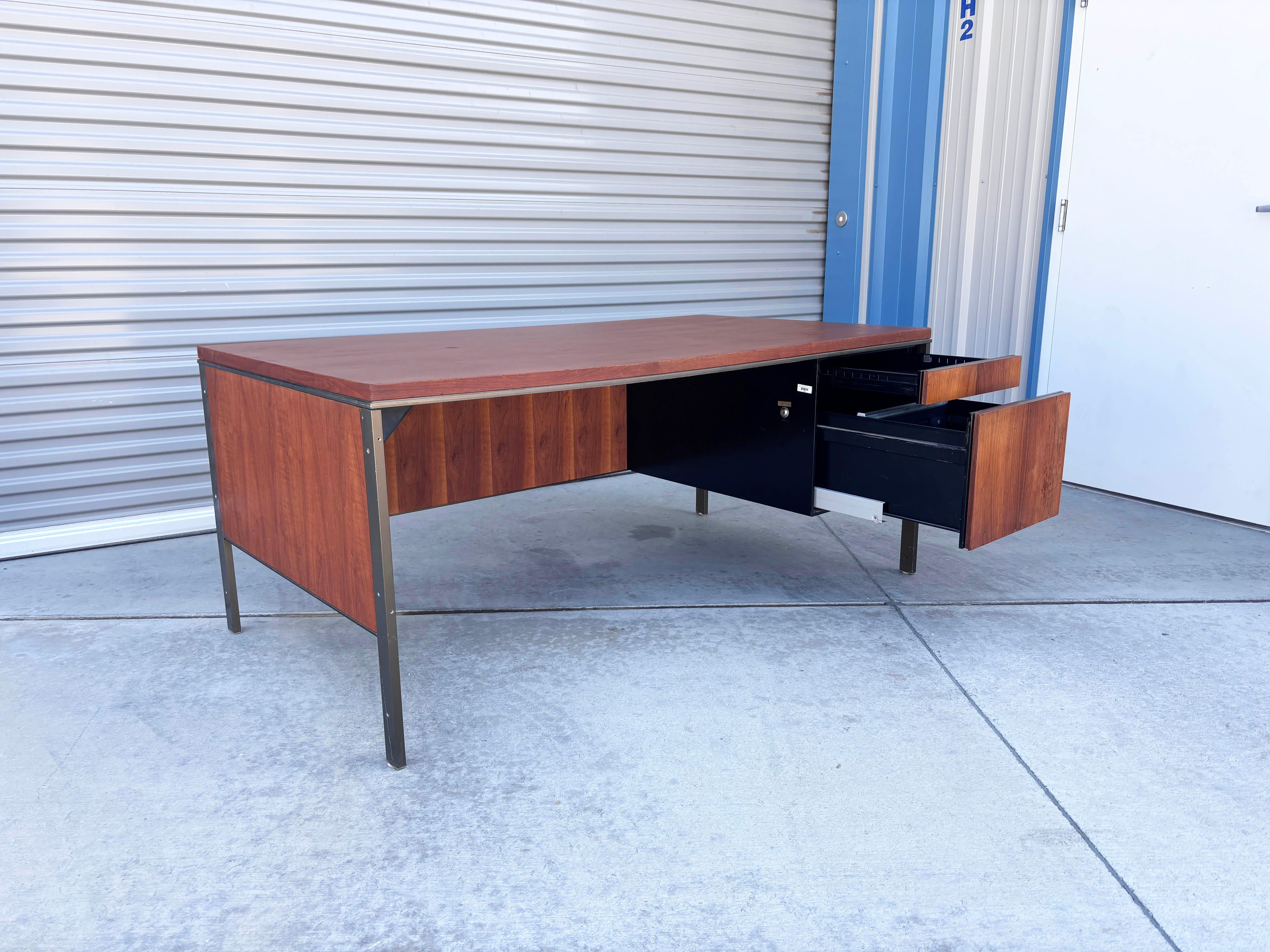 Metallo Scrivania direzionale in noce e metallo del 1960 in stile Knoll in vendita
