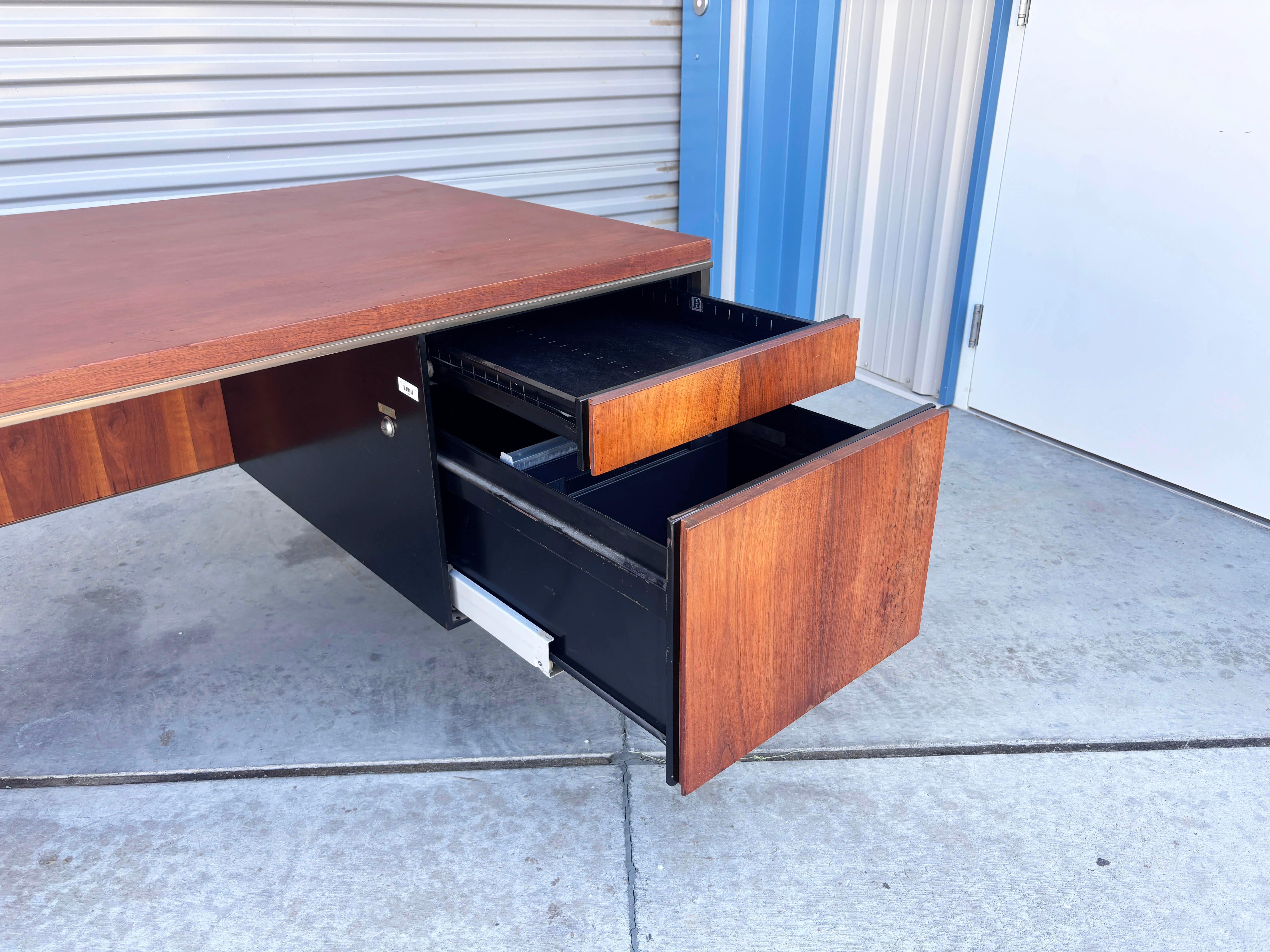 Scrivania direzionale in noce e metallo del 1960 in stile Knoll in vendita 1