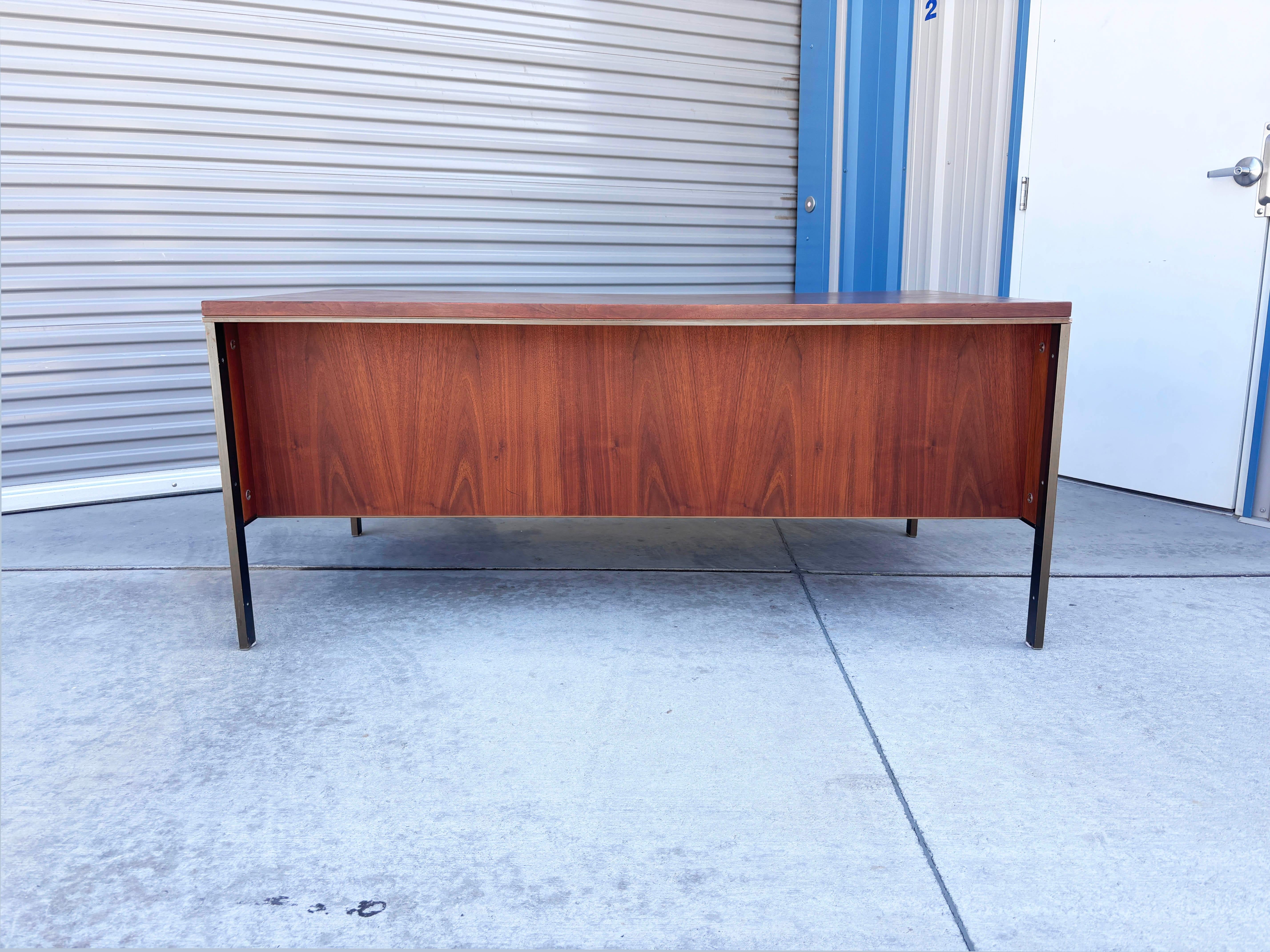 Scrivania direzionale in noce e metallo del 1960 in stile Knoll in vendita 2