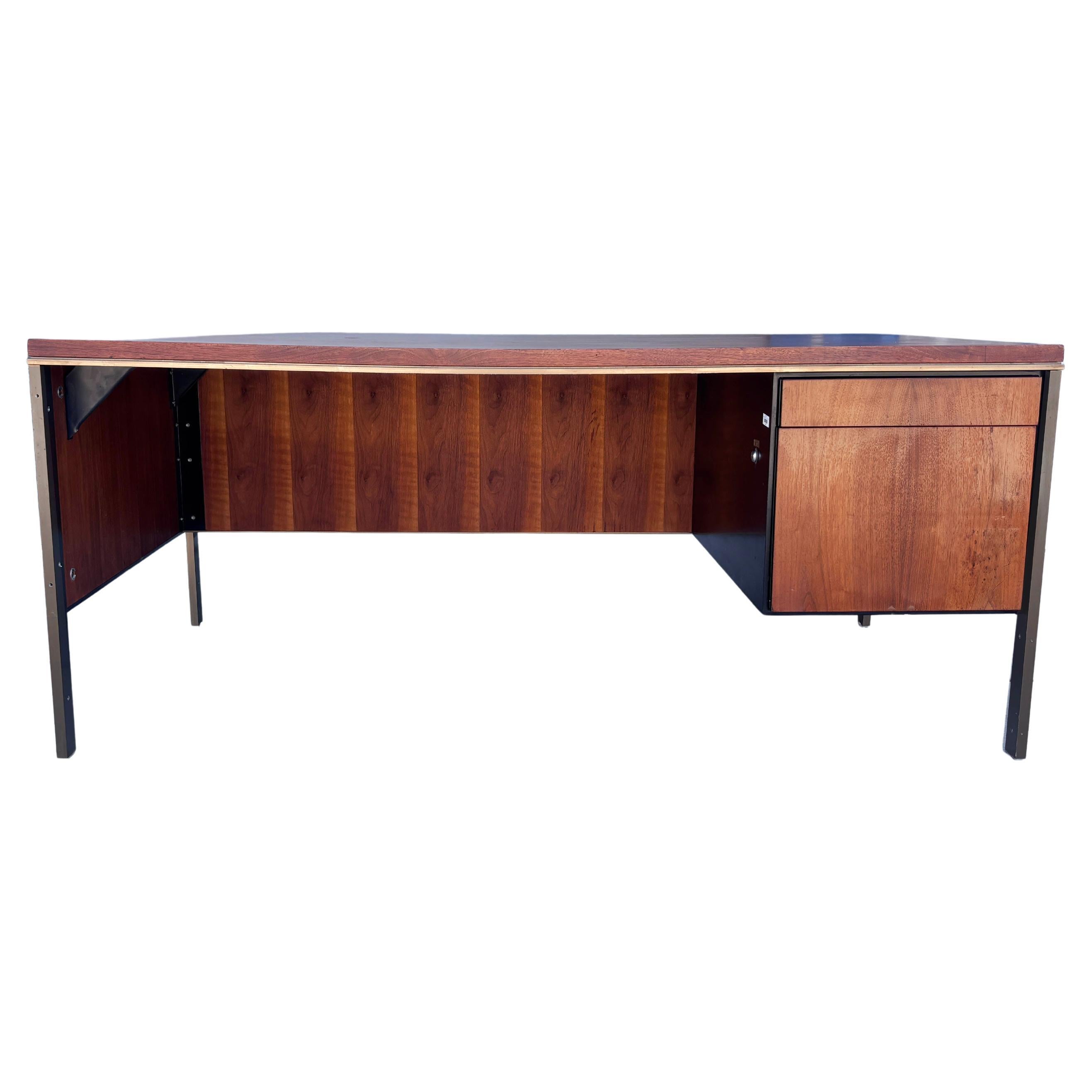 Scrivania direzionale in noce e metallo del 1960 in stile Knoll