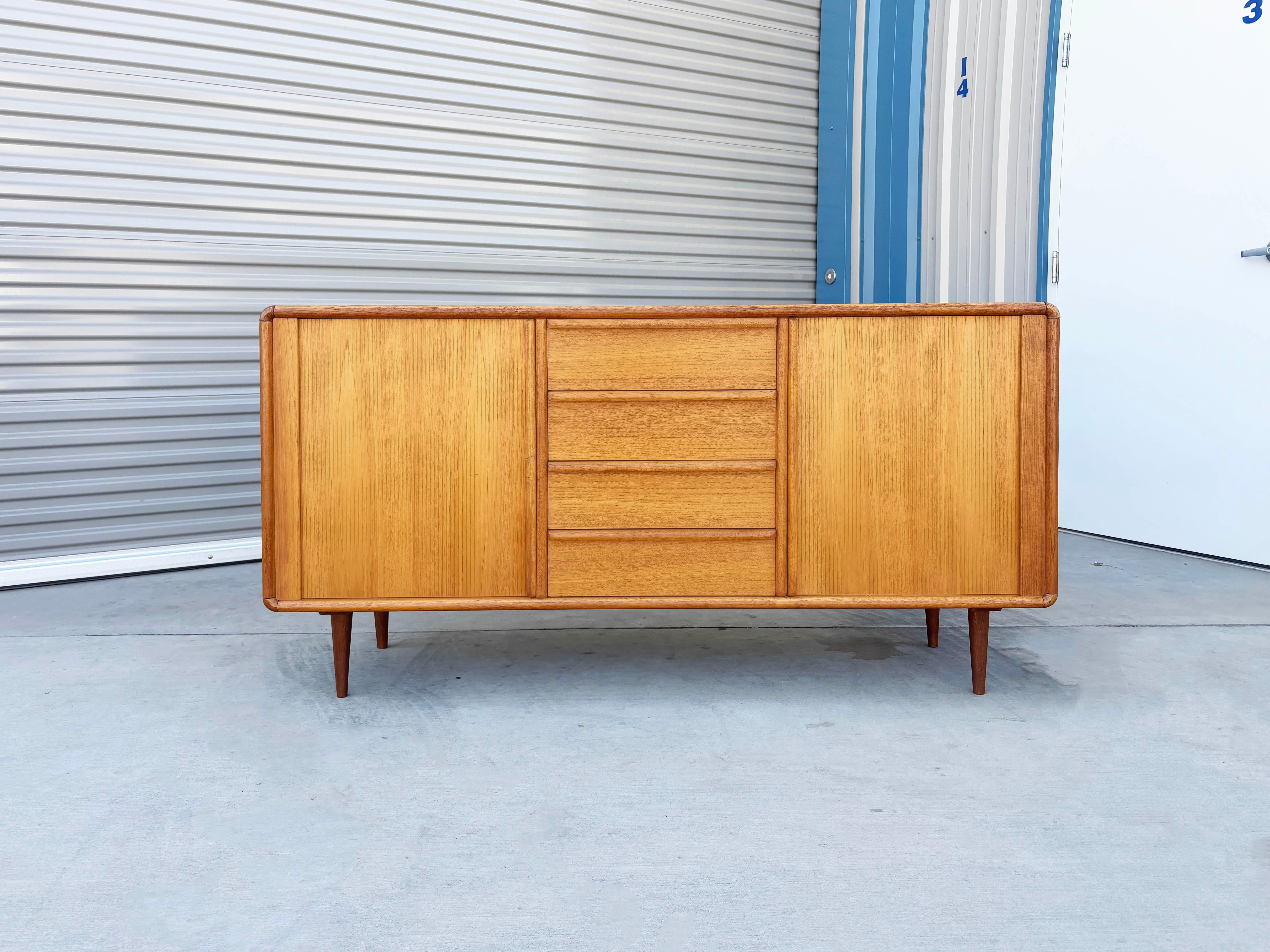 ✨ Credenza in legno di noce di metà secolo di Baker Brothers ✨

Questa eccezionale credenza in noce di metà secolo, sapientemente progettata e realizzata da Baker Brothers negli Stati Uniti negli anni '60, è uno straordinario esempio di raffinato