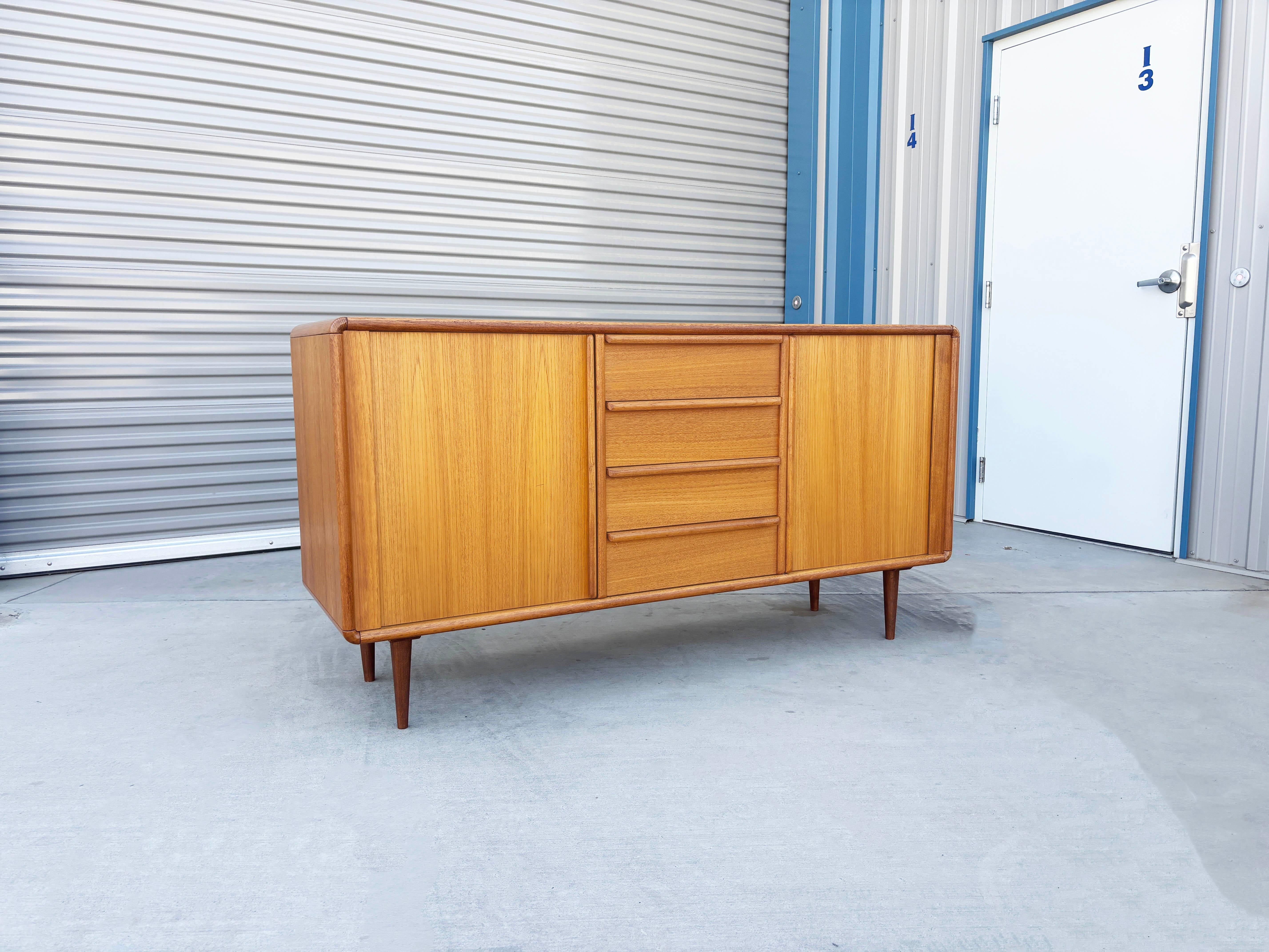 Mid-Century moderno Credenza in legno di noce del 1960 di Bakers Bro in vendita