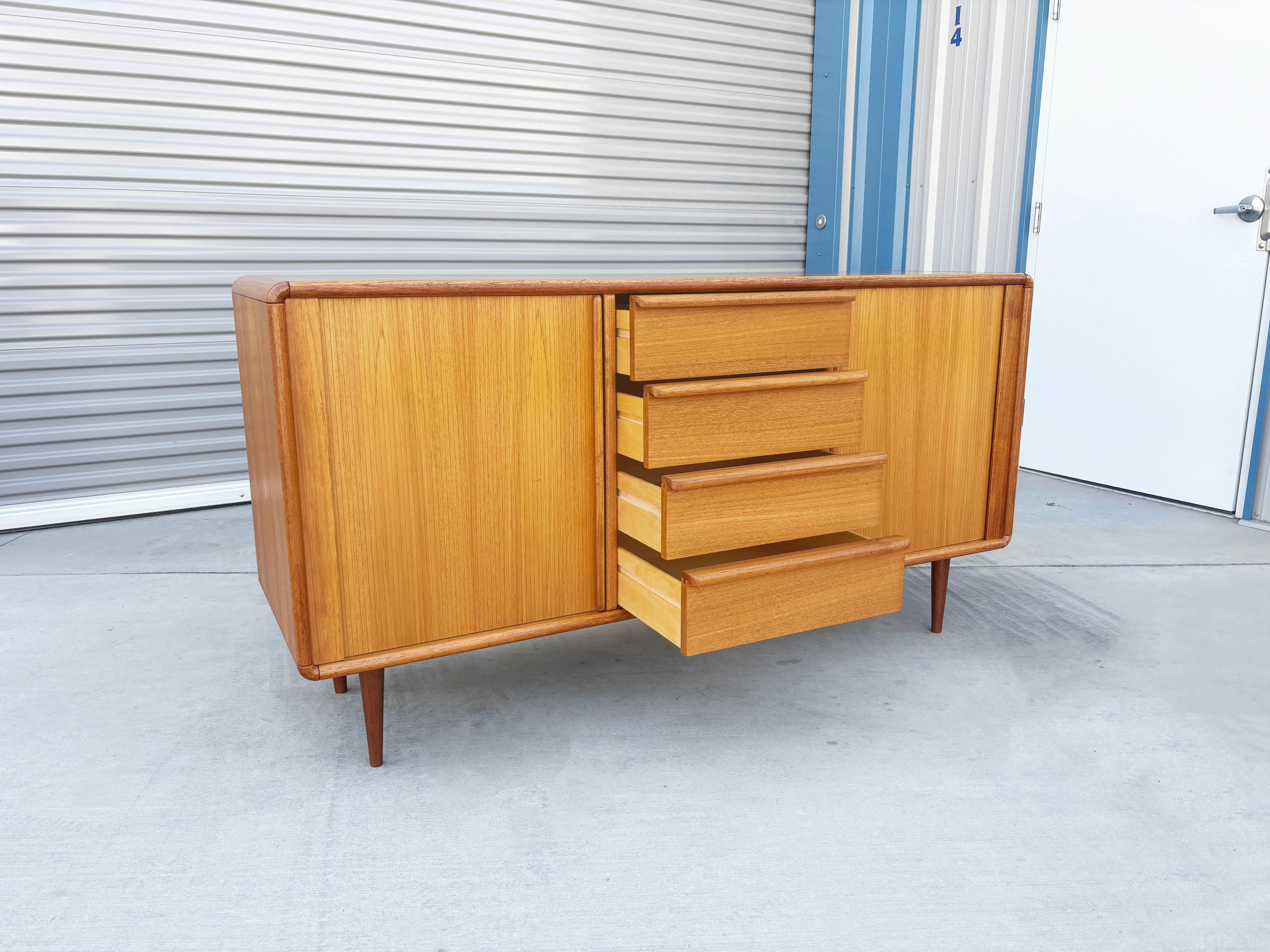 Metà XX secolo Credenza in legno di noce del 1960 di Bakers Bro in vendita